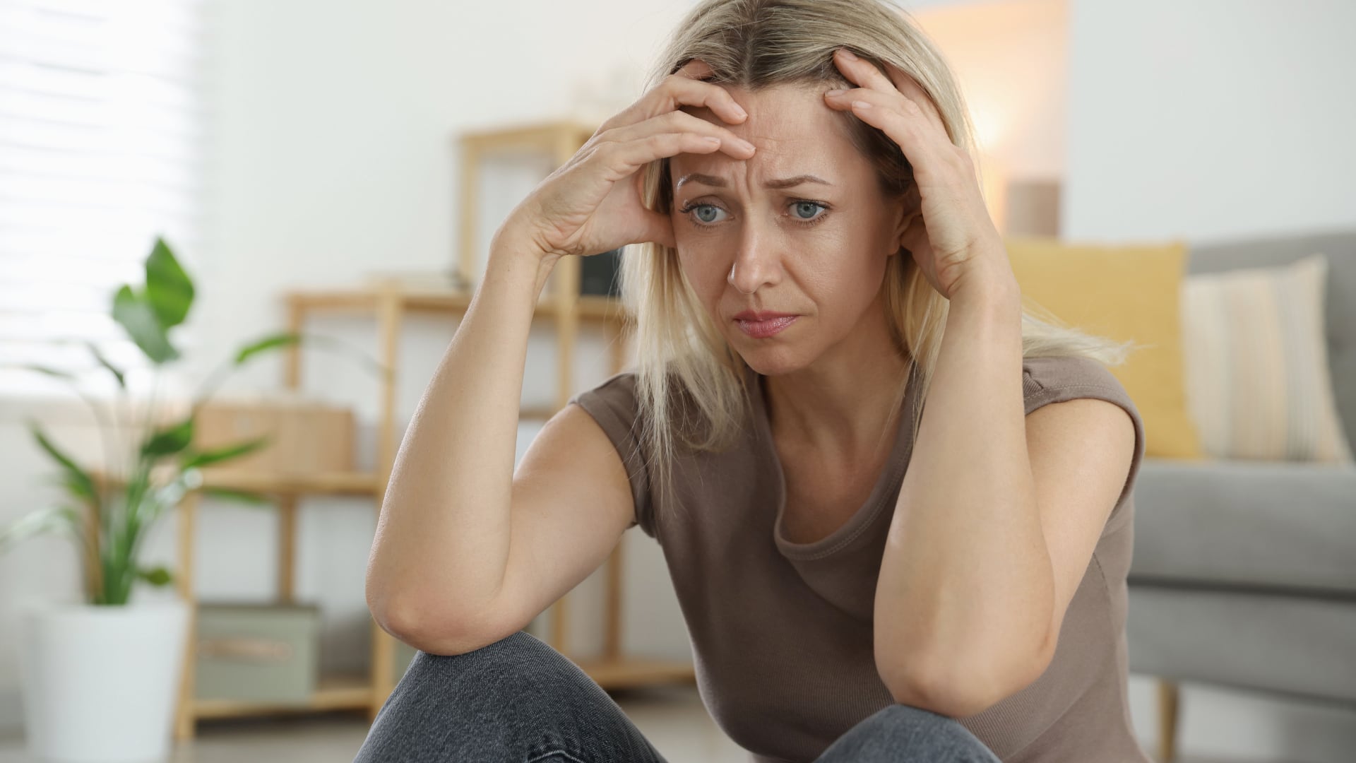 Durante la menopausia, aparecen síntomas como sofocos, insomnio y cambios de ánimo.
