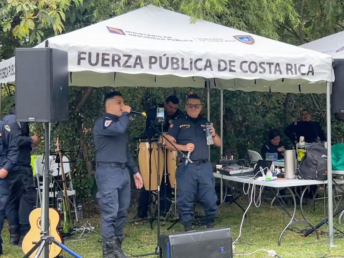 Policías de la Fuerza Pública montaron un show en Tierra Blanca de Cartago, con rap incluido.
