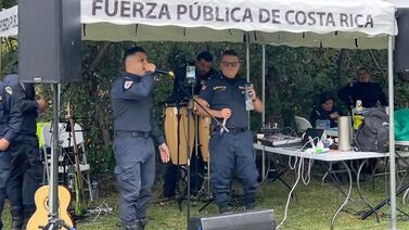 (Video) Policías rapearon en un karaoke en Cartago y ahora son virales