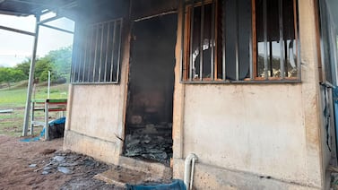 Tragedia en Cañas: bomberos hallan a un hombre atrapado en baño de vivienda incendiada