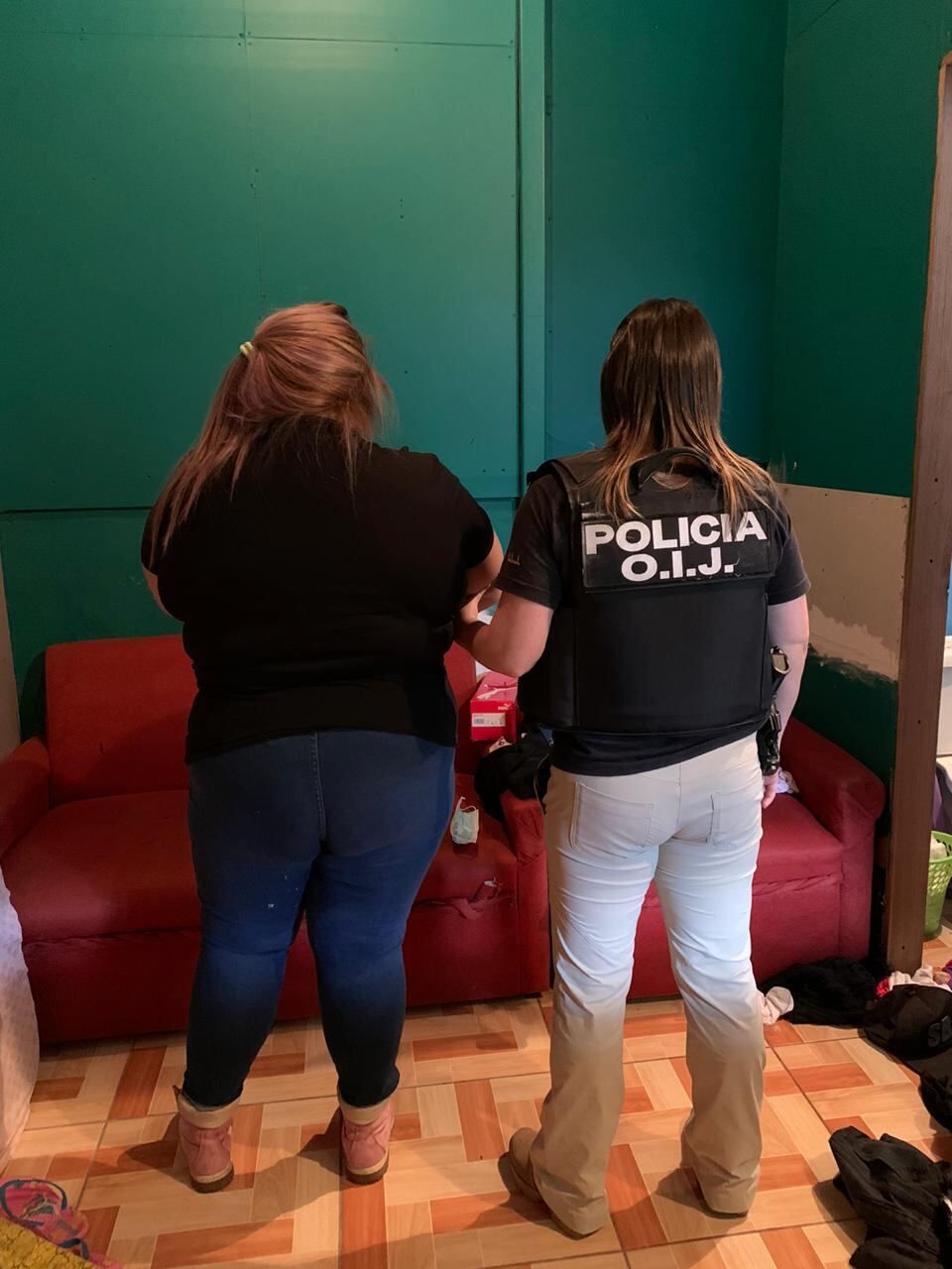 OIJ detiene a pareja sospechosa de participar en 4 estafas por un monto de ¢88 millones. Foto OIJ.