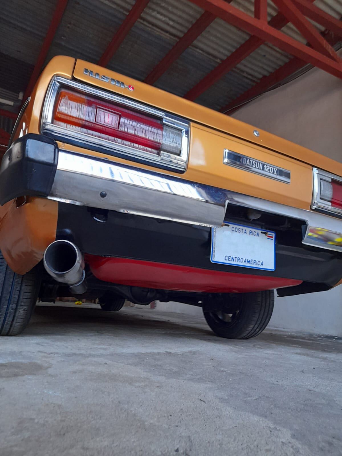 La parte trasera del Datsun la mantiene lo más original posible.