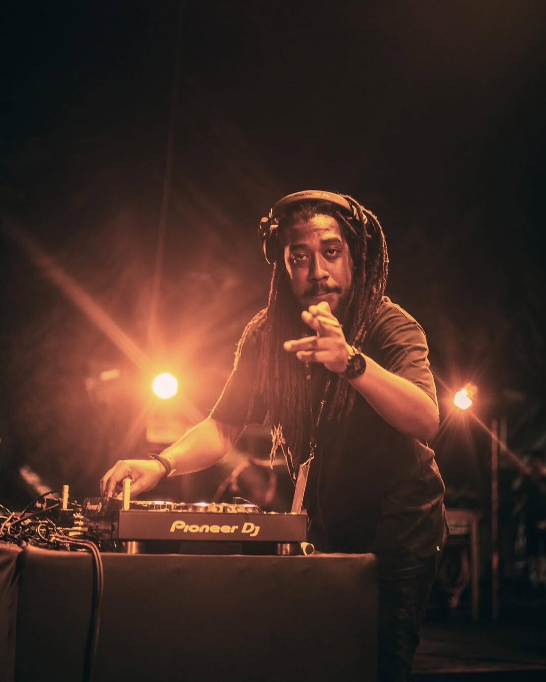 Jeren Johnson jugó 4 temporadas con la UCR y ahora vive feliz produciendo música. Instagram Jeren Johnson.