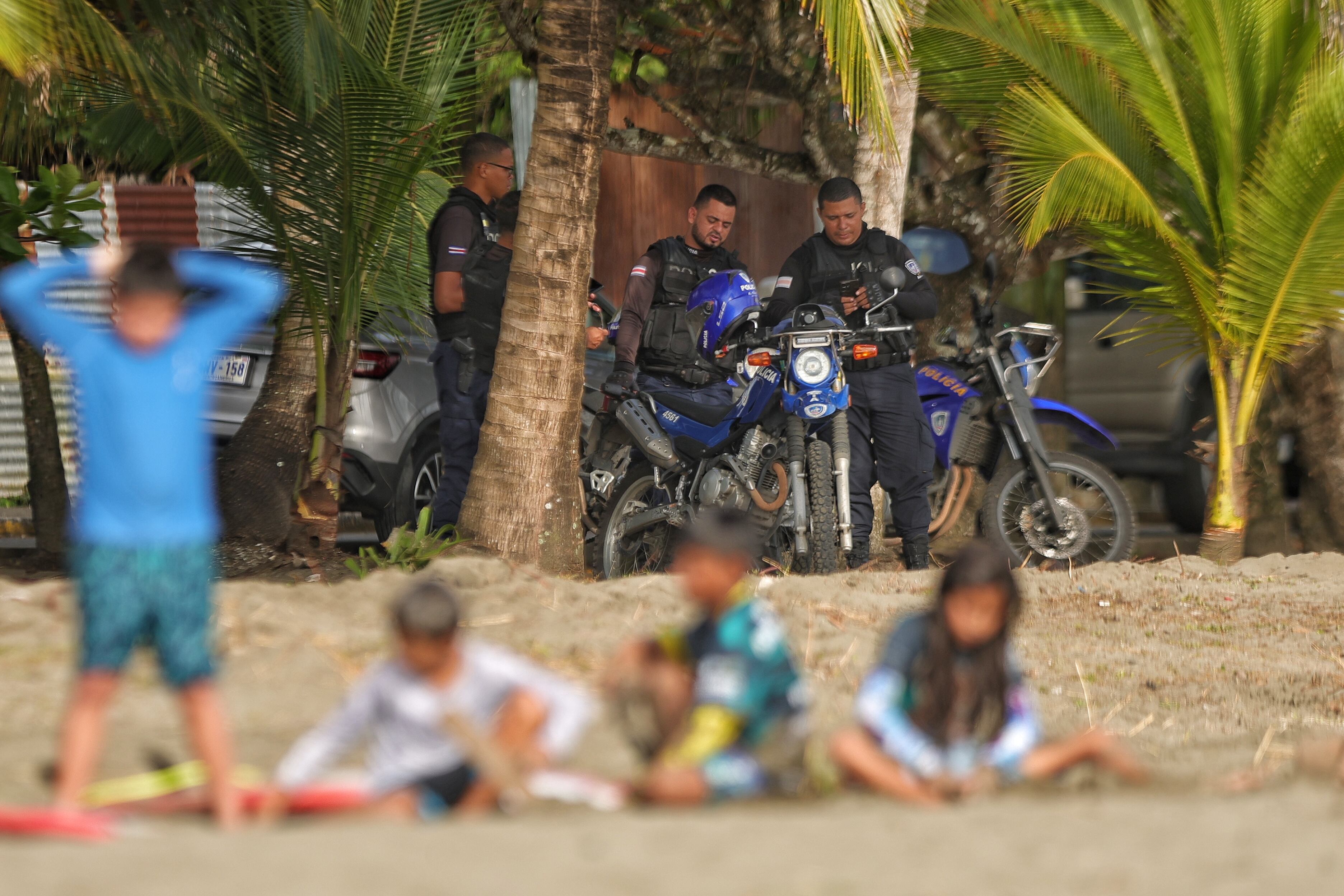 पुष्टी करण्यासाठी सार्वजनिक शक्ती सर्फर आणि सार्वजनिक ऑर्डर उपस्थित आहेत.