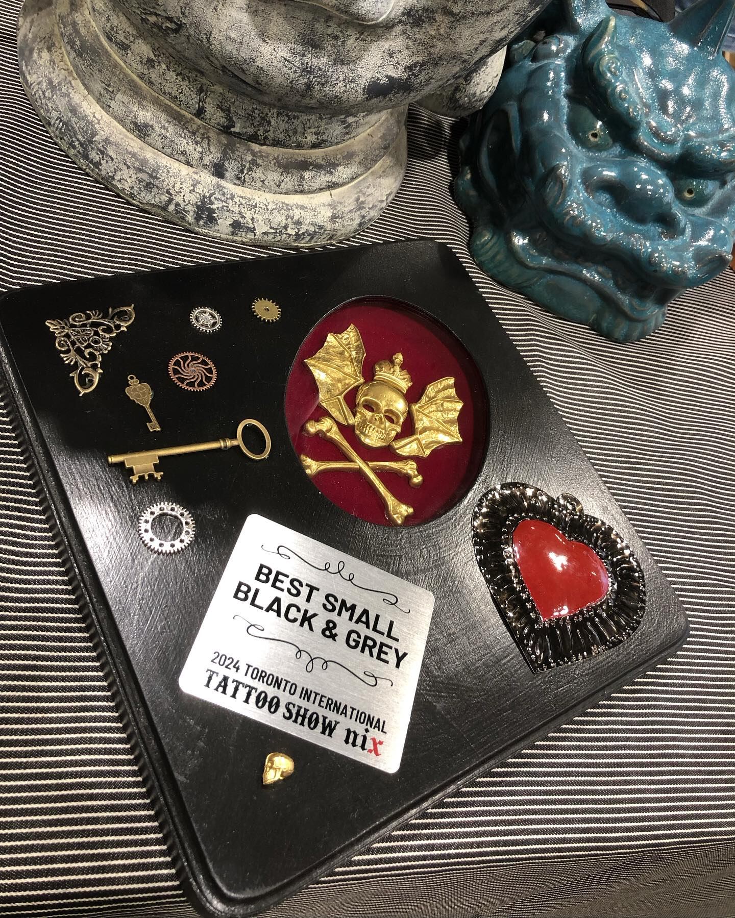 Eduardo Arauz Alvarado es un tatuador tico que vive en Toronto, Canadá y ganó el primer lugar en el Nix Tattoo Convention en la categoría tatuaje mediano blanco y negro o grises.