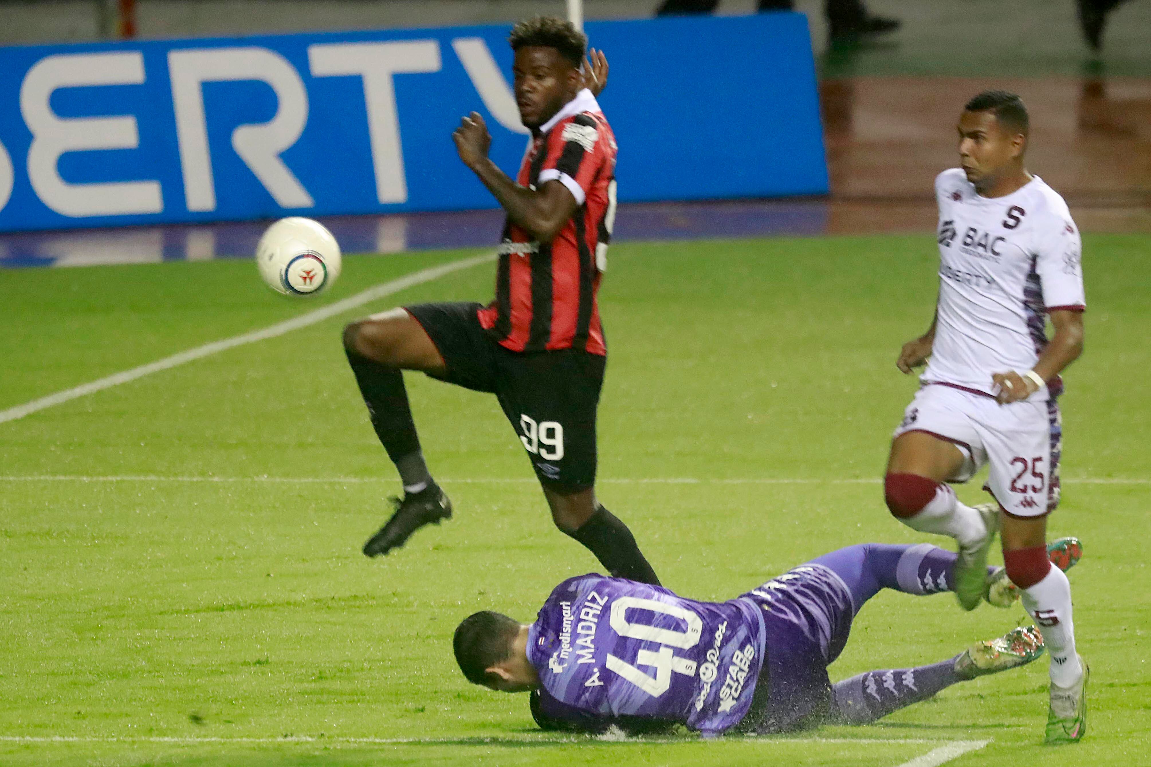 18/11/2023 Estadio Nacional, La Sabana. La Liga Deportiva Alajuelense y el Deportivo Saprissa se enfrentaron este sábado en una nueva edición del Clásico Nacional. Se dio en la final del Torneo de Copa, a estadio casi lleno, con la presencia de las dos aficiones más grandes del país.