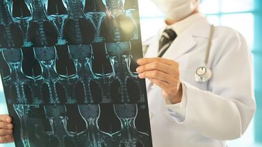 Policía sufrió terribles lesiones en mortal accidente y aguarda por una cama en hospital