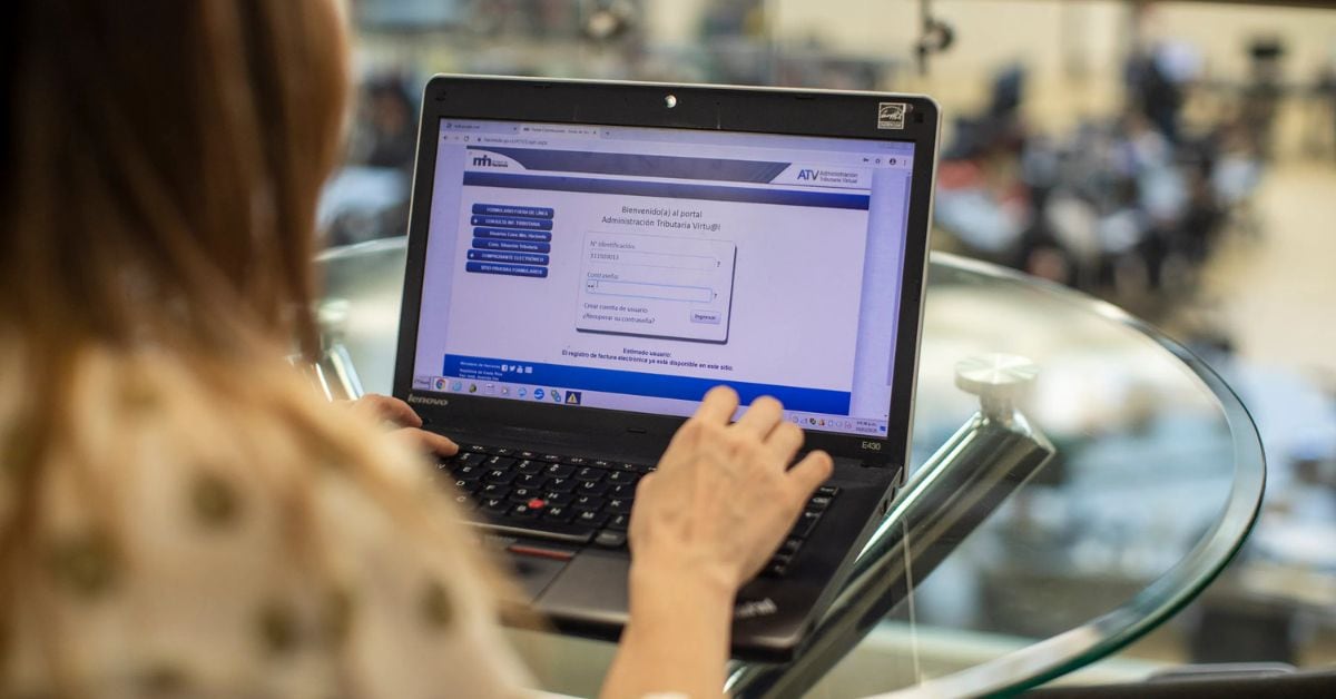 En la imagen, una persona ingresando al sistema ATV