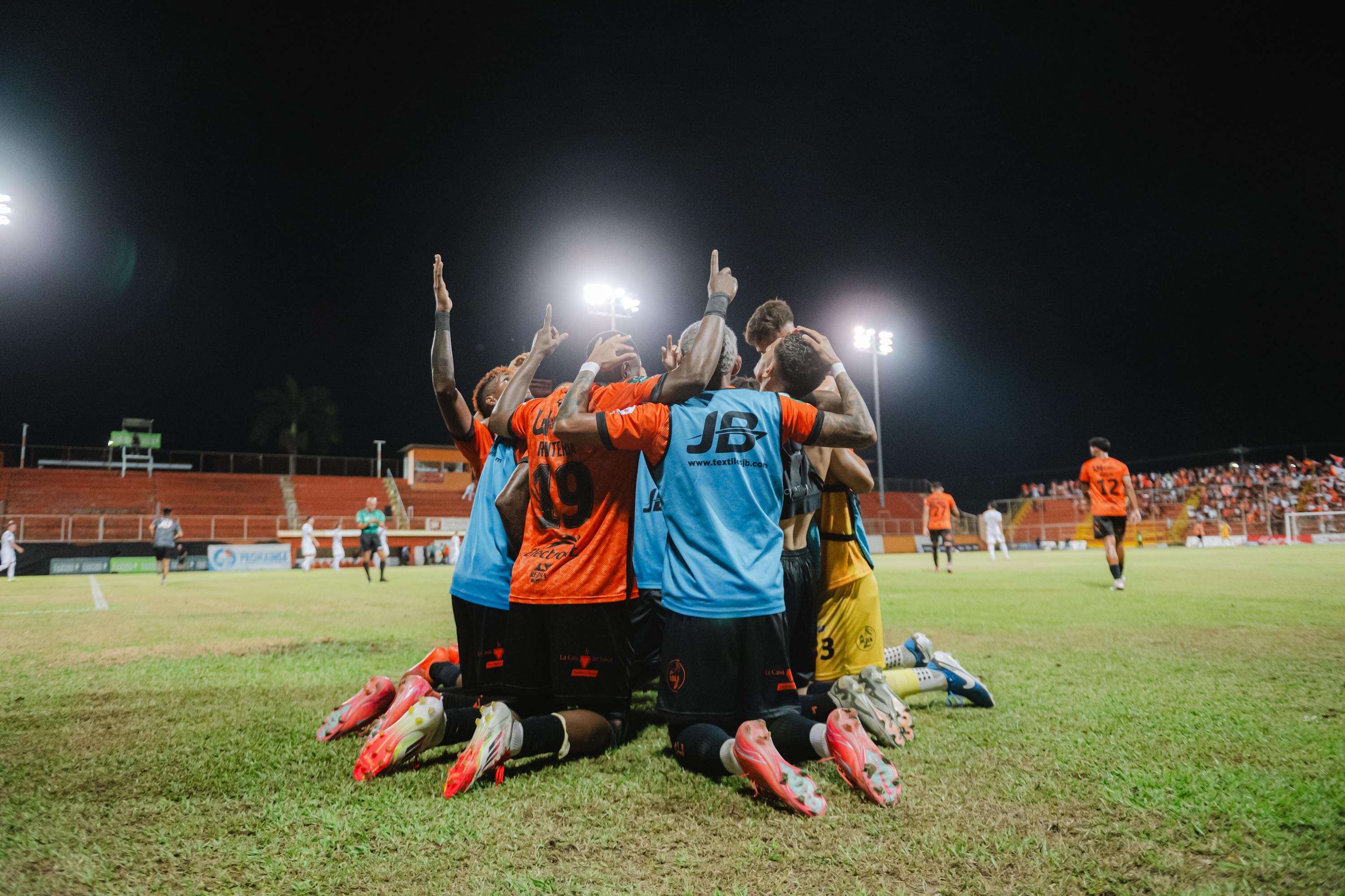 अँथनी हर्नांडेझच्या दोन गोलांबद्दल धन्यवाद, पोंट्रेनास नाबाद आणि आघाडी मिळविण्यास सक्षम होते. पीएफसी प्रेस.