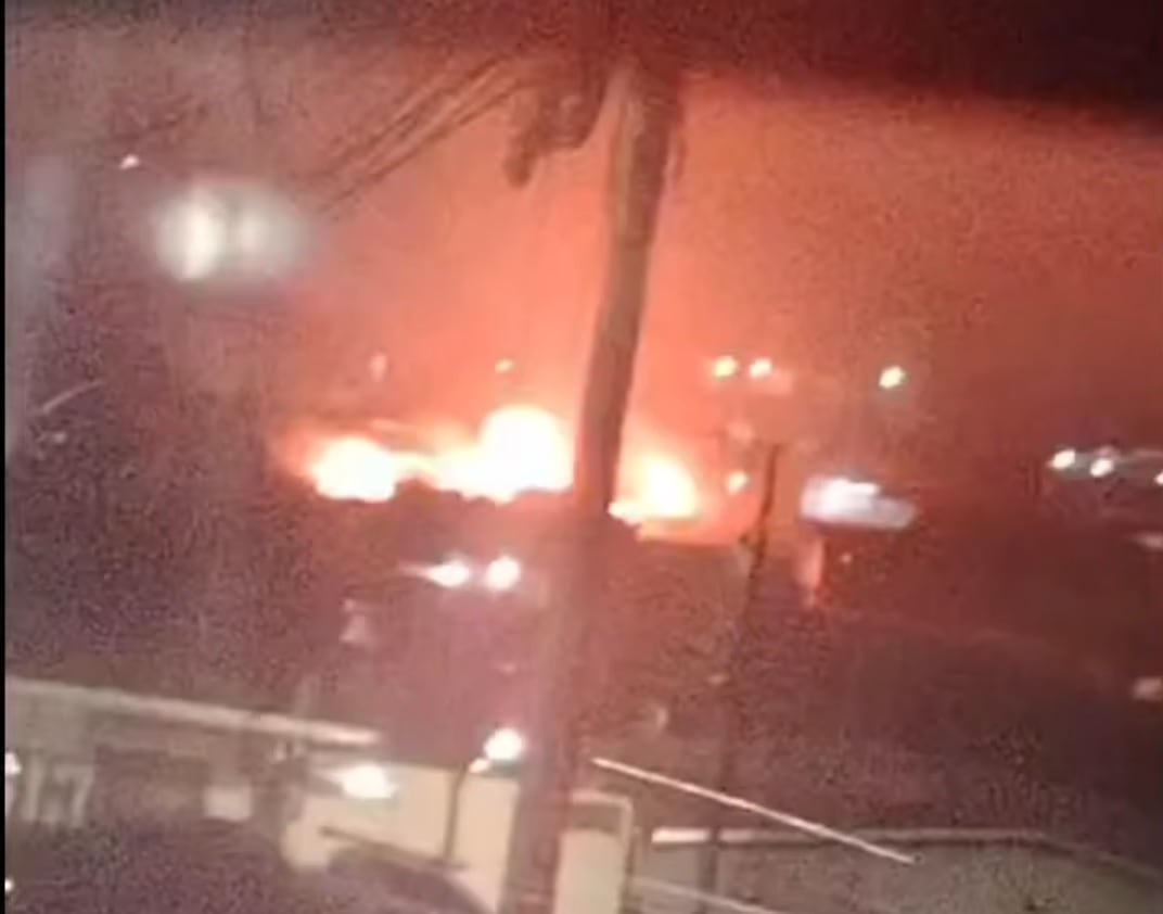 El incendio ocurrió en el centro de una cuadra en Cot de Oreamuno. Foto Facebook.