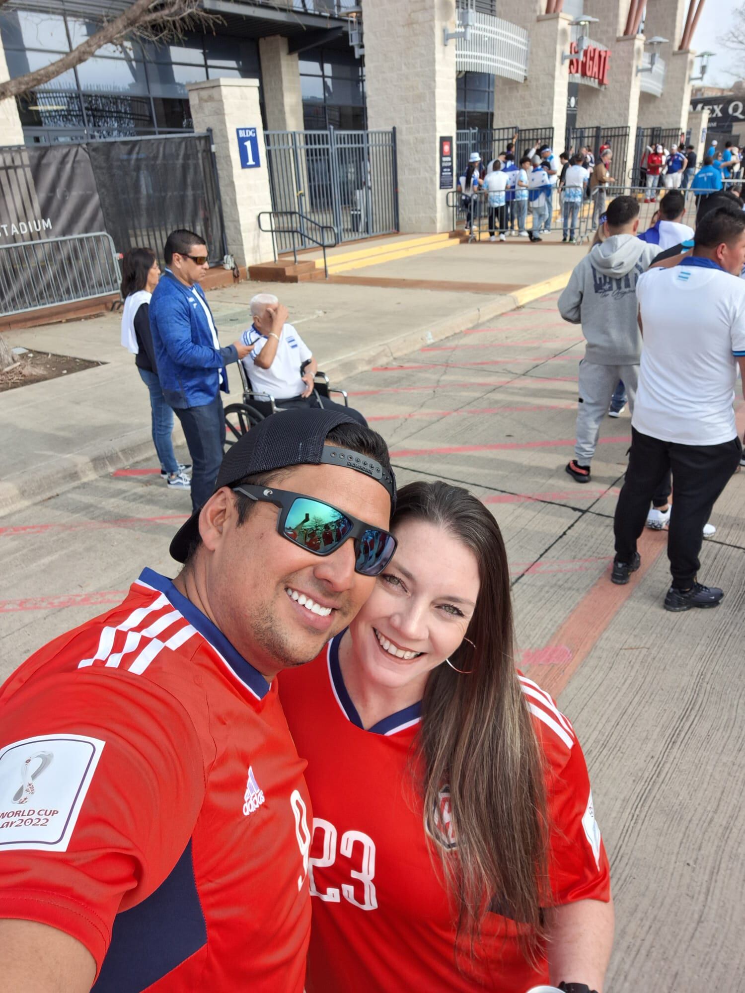 Jonathan Badilla le propuso matrimonio a su novia Kenda el sábado anterior, durante el juego entre Costa Rica y Honduras.