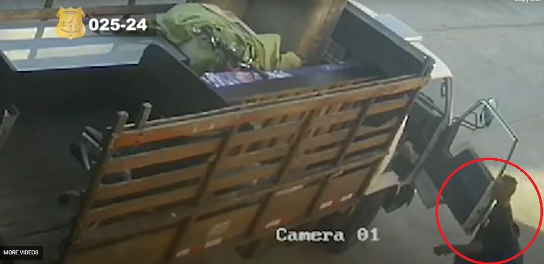 El sujeto vio la puerta del camión abierta y no lo pensó dos veces para cometer el robo. Foto OIJ.