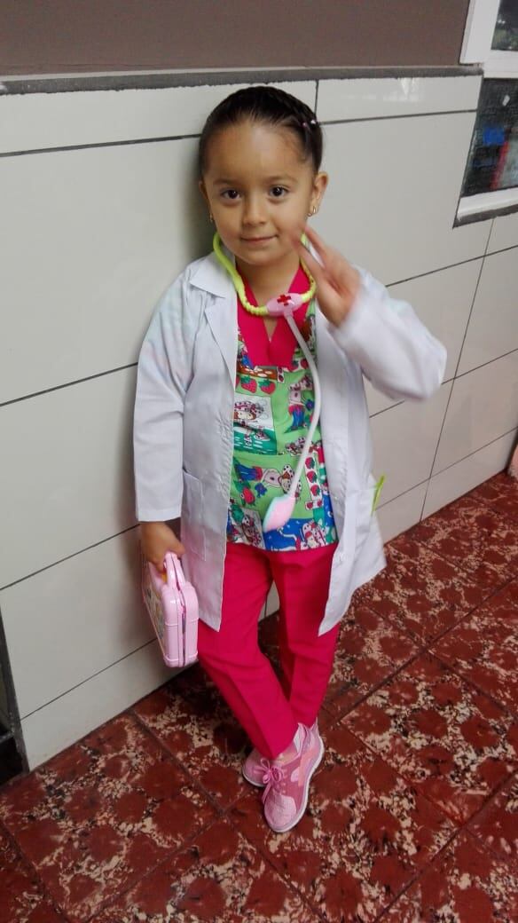 Jimena Isabel Román Ramírez, de 5 años, regaló chocolates a los trabajadores de la salud por su entrega