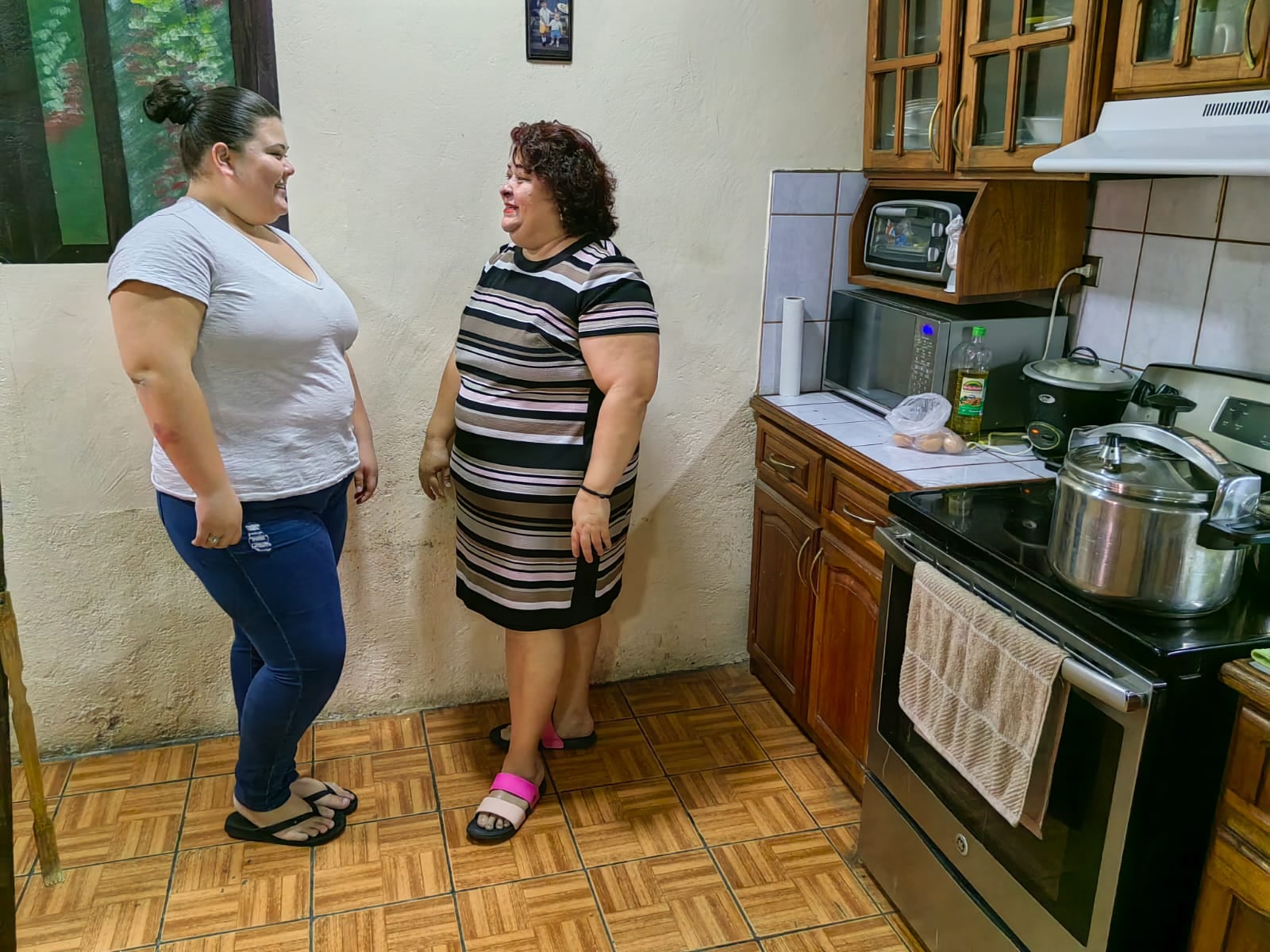 El ministro de vivienda Fernando Zumbado Jiménez con un oso de peluche, tras pasar la noche en un tugurio de Lomas del Río, Pavas, el 29 de mayo del 2007. En la foto Génesis Pamela Morales Ríos (izquierda) y su mamá, doña Ingrid Ríos Álvarez.