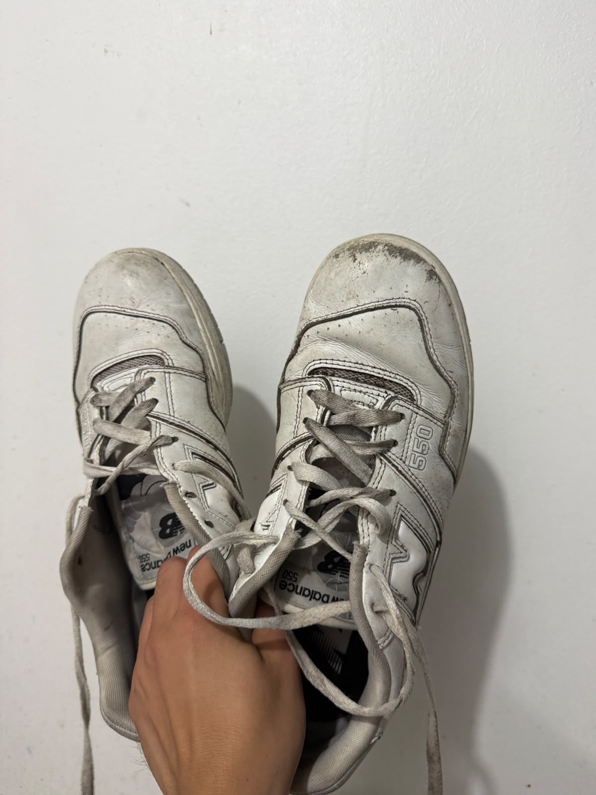 Alonso García mostró las tenis que le quedaron bien maltradas.