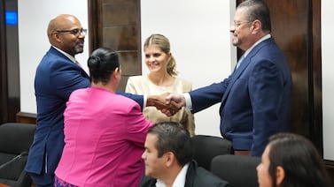 Una diputada del PLN salió enojada de la reunión con Laura Fernández