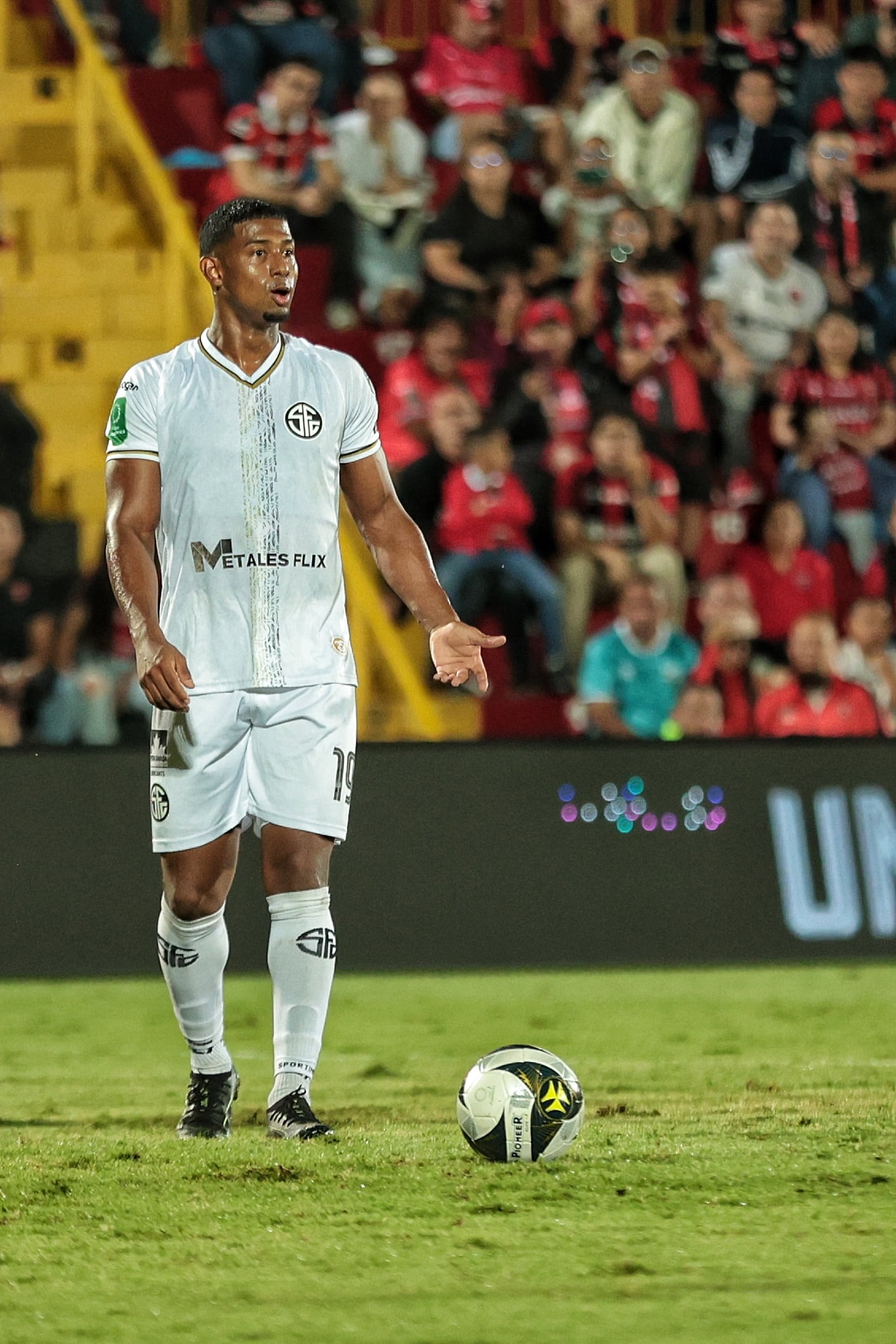 15/02/2025/ Juego entre Liga Deportiva Alajuelense vs Sporting FC en el estadio Alejandro Morera Soto / foto John Durán