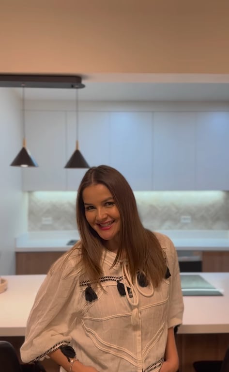 Shirley Álvarez disfruta de un nuevo tiempo de su vida alejada de las cámaras de televisión, en un nuevo trabajo, más enamorada que nunca y en medio de preparativos para su boda con el chef Daniel Vargas.