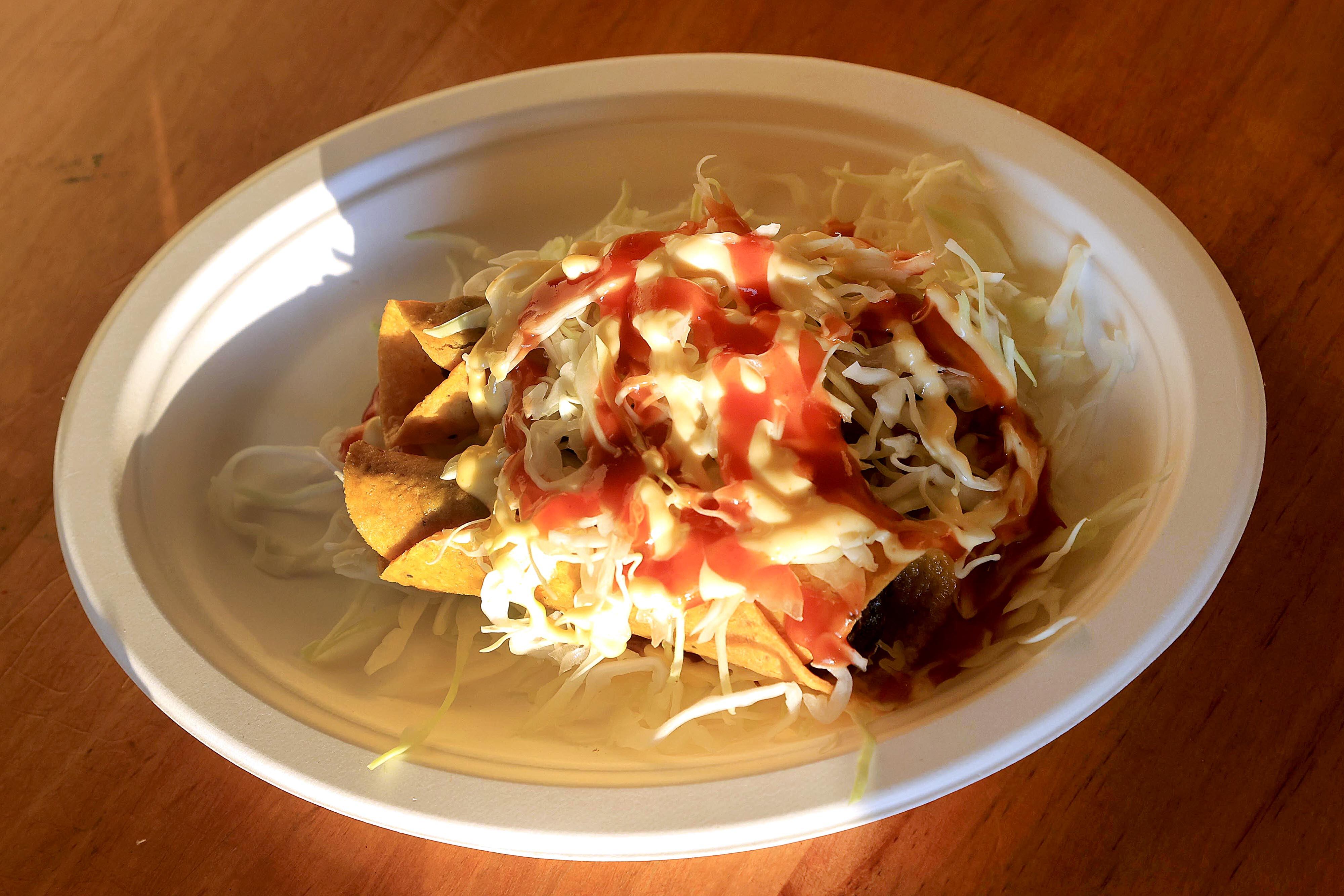 16/04/2024 Llorente de Tibás. Soda Lucy es un local de comida rápida: hamburguesas, sandwiches lápiz, tacos, doraditas, etc. Se trata de una especie de sucursal de la soda original de San Rafael de Oreamuno, en Cartago, con la misma calidad, precios muy accesibles y buena atención. Sus propietarios destacan que todos los alimentos, incluyendo las tortas y la mayonesa, son preparados por ellos mismos. Foto: Rafael Pacheco Granados