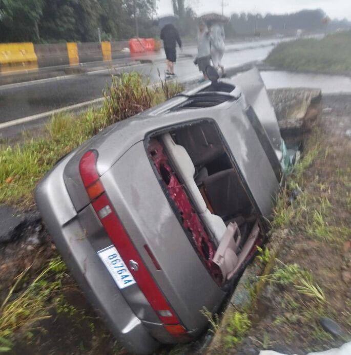 Una mujer falleció y cuatro personas resultaron heridas en un accidente en Siquirres. Foto: Facebook Siquirres se informa