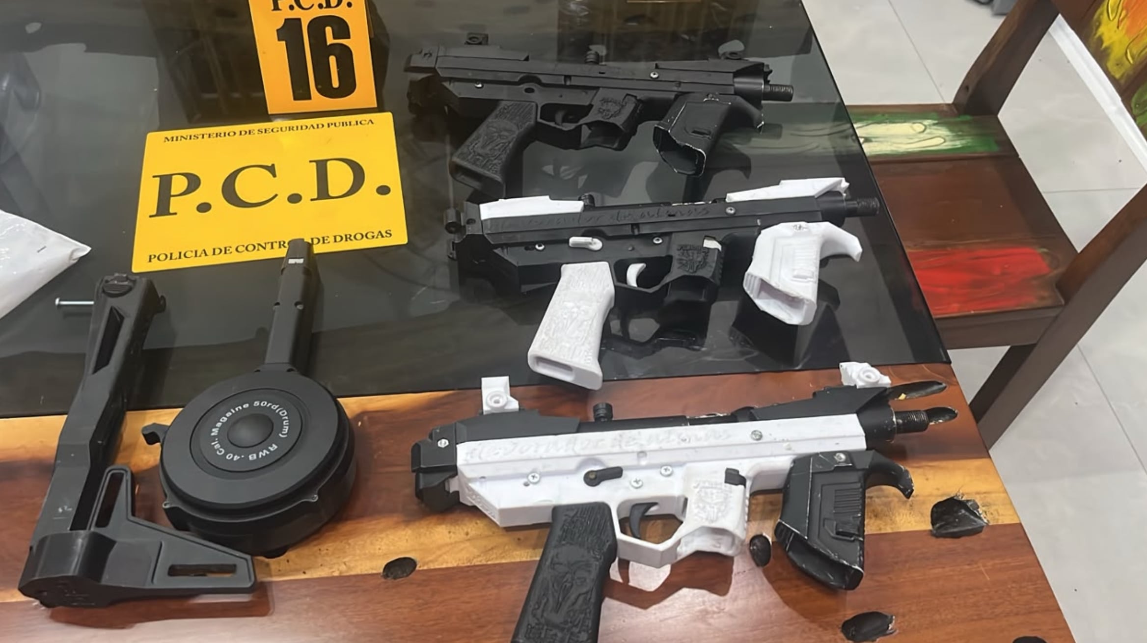 Decomiso de drogas y armas 3D en mansión en Osa