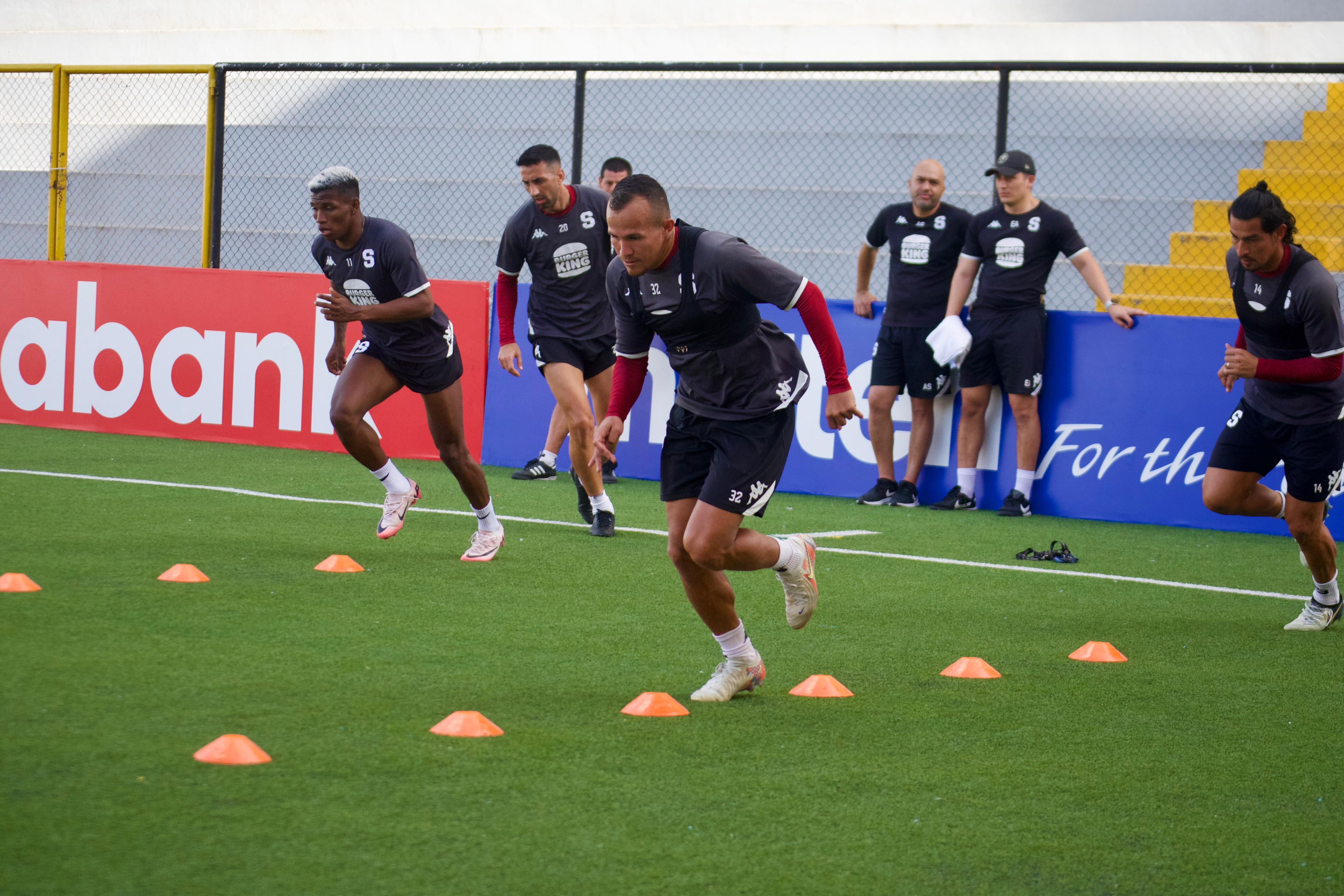 Saprissa entrenó con todas sus figuras en la cancha del estadio Independencia en Estelí. Foto. Prensa Saprissa