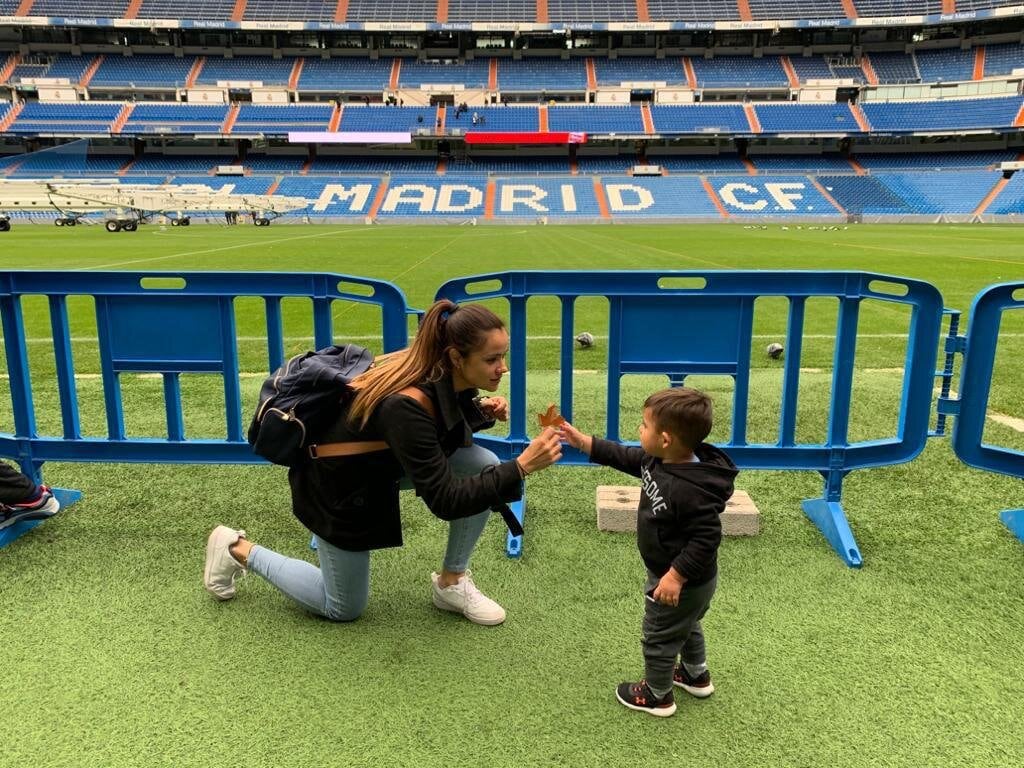 Ambos han viajado juntos por muchos lugares del mundo, como el estadio Santiago Bernabéu. Foto: Cortesía.