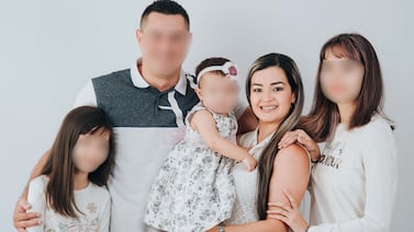 Bebita de mujer inocente asesinada en bar-restaurante la espera para jugar con ella