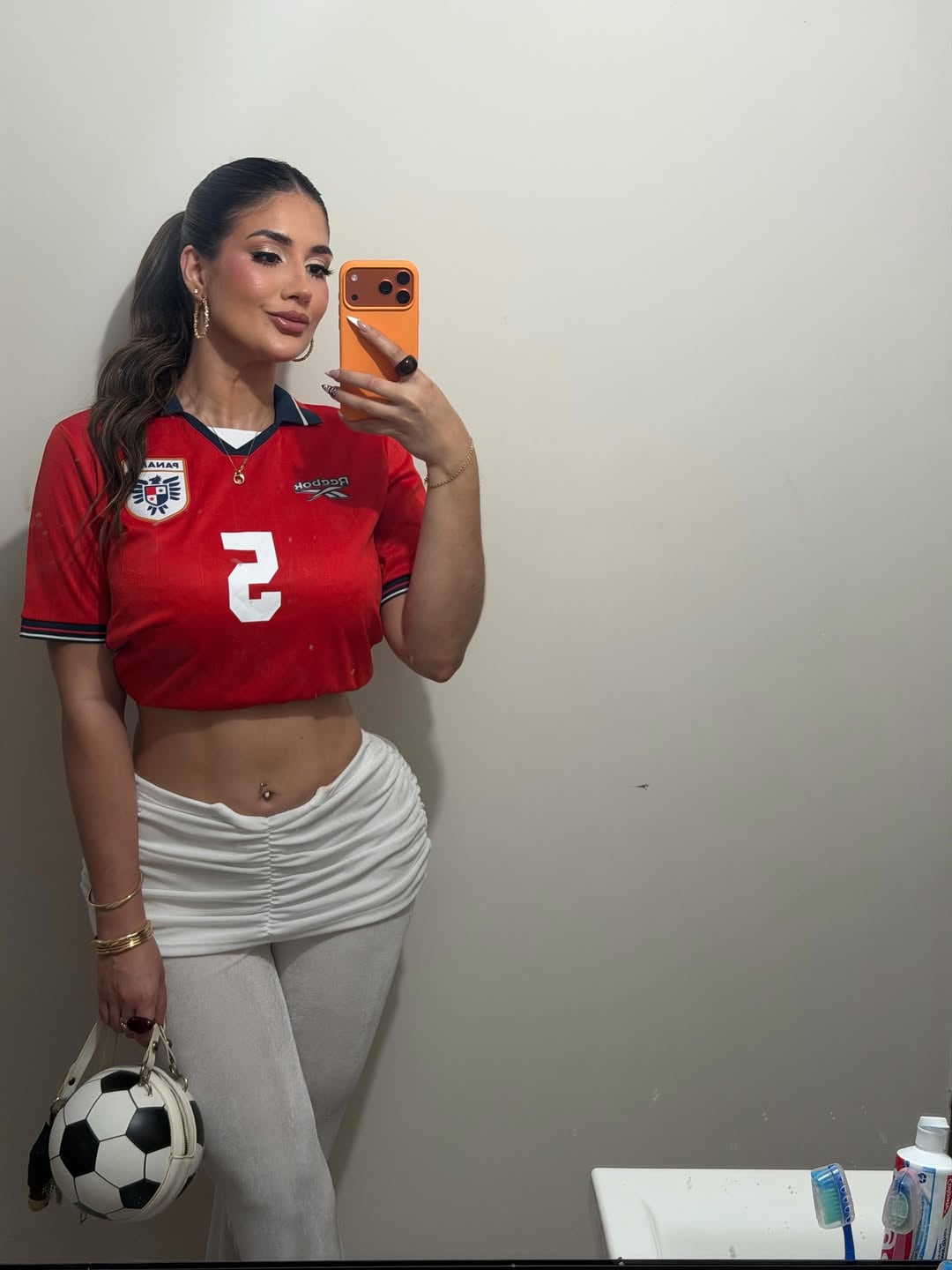 La periodista costarricense Francesca Chinchilla es la novia del seleccionado panameño Edgardo Fariña