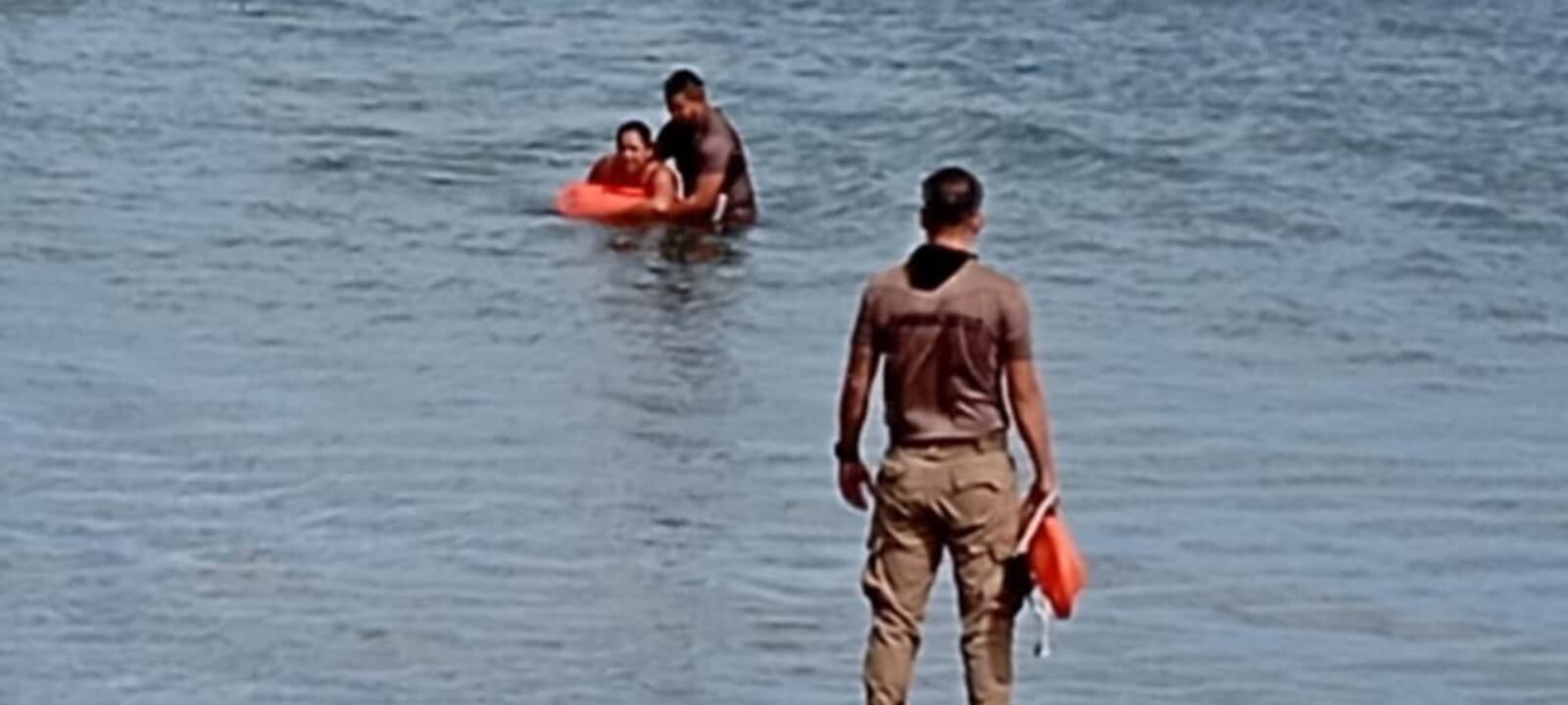Una costarricense de apellido Vega y de 34 años de edad vivió un verdadero milagro de Semana Santa este viernes en la playa Cuajiniquil, en La Cruz de Guanacaste.