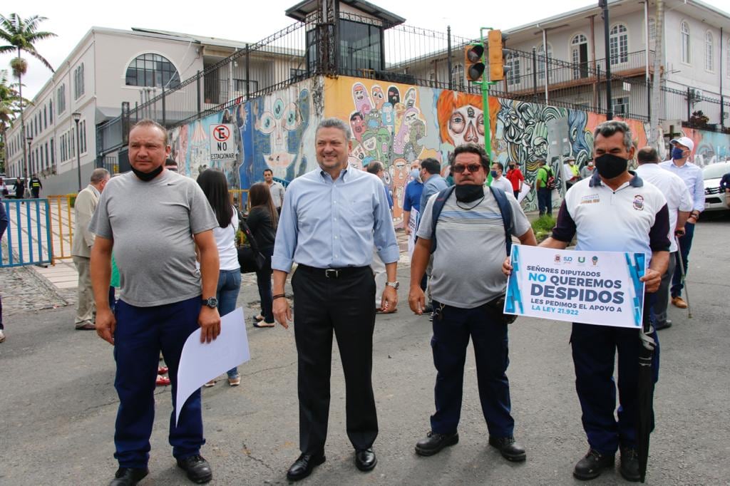 Alcaldes en pelota se manifiestan frente a la Asamblea Legislativa
