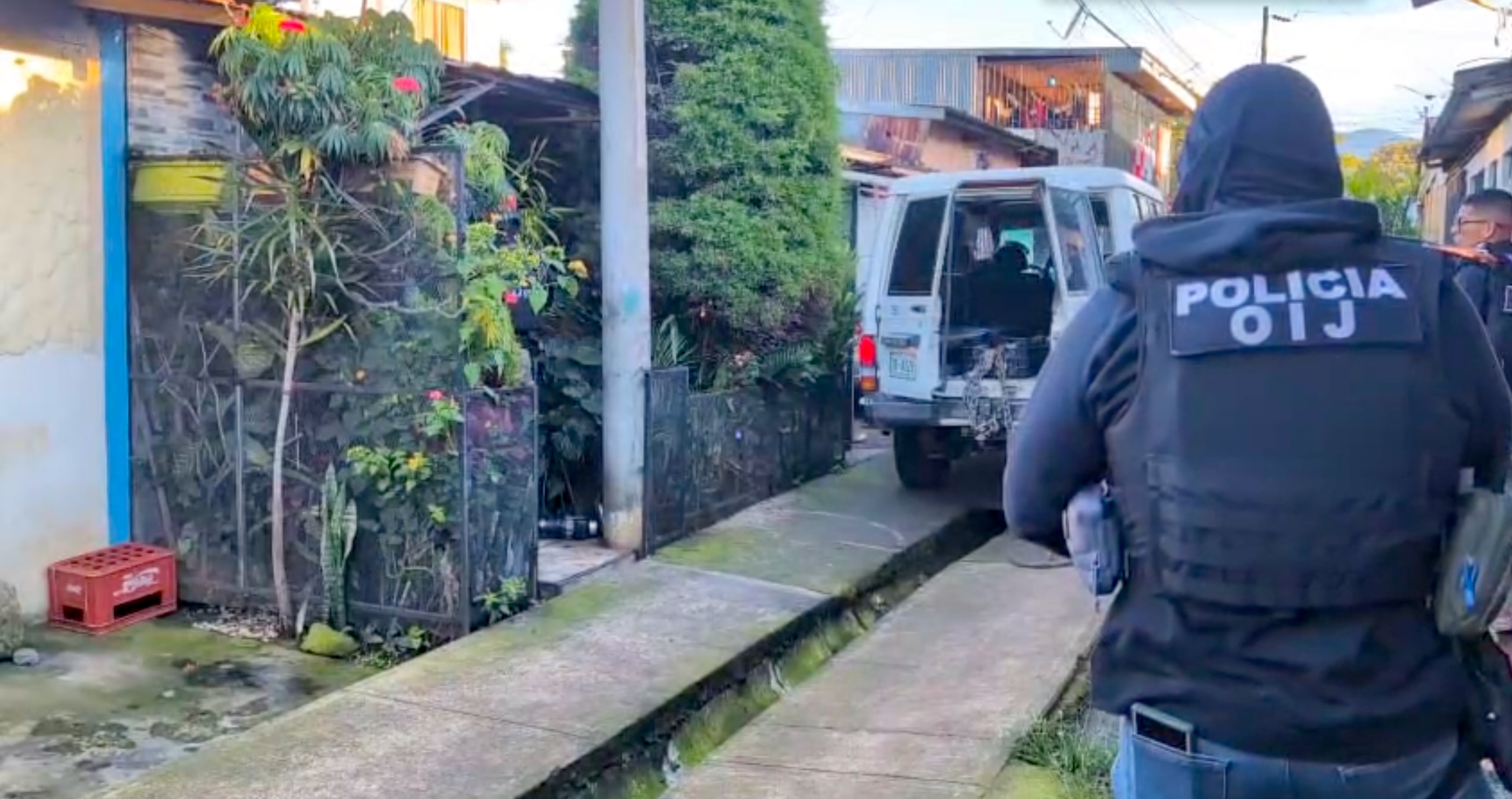 Intervención de agentes del OIJ este lunes en uno de los 19 sitios allanados para desarticular banda de explotación sexual de menores. Un abogado del Ministerio de Trabajo fue detenido. Fotografía: