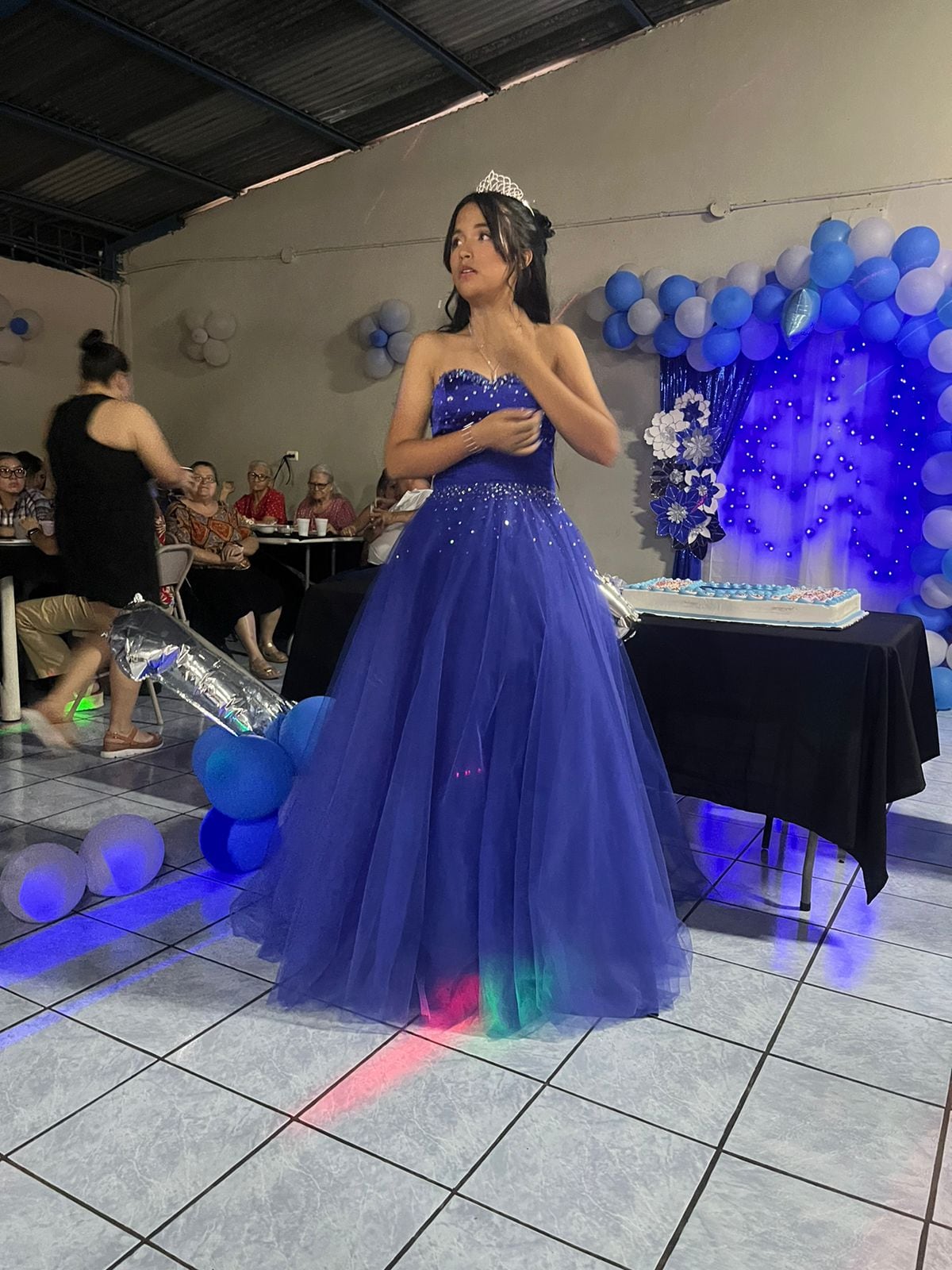 A los 17 años, Angie Zamora Carballo ya sabe lo que significa pelear por la vida. Ni el cáncer le quita el sueño de graduarse del cole y convertirse en azafata