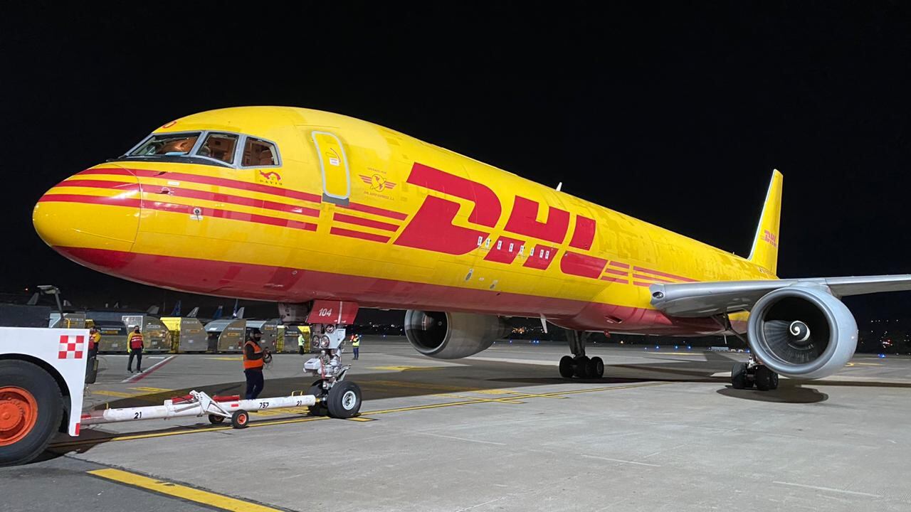 Puntual. A las nueve de la noche llegó al aeropuerto Juan Santamaría el avión de DHL, color amarillo, que trajo al país las primeras 9.750 vacunas contra el covid-19 de Pfizer-Biontech. La otra semana, también por vía aérea, llegarán 10.725 vacunas más.Fotografía de Julieth Méndez