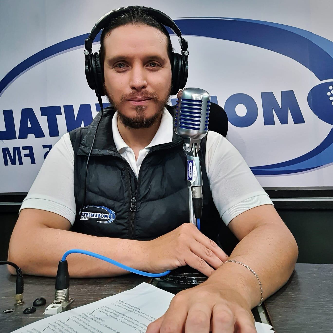 Locutor e imitador Marvin Ballestero de radio Monumental y Pelando el ojo.