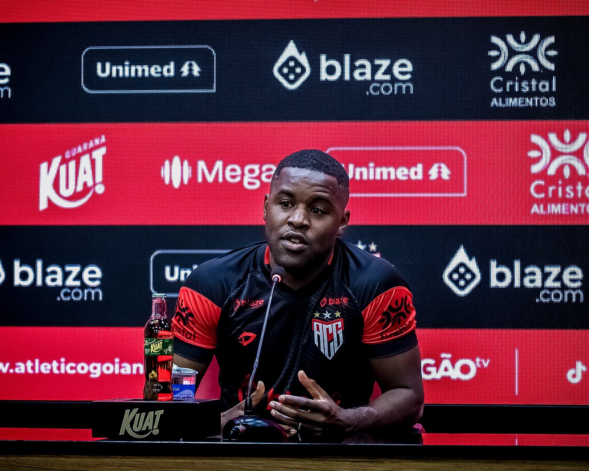 Joel Campbell brindó la entrevista en la zona de conferencias de su equipo, el Atlético Goianiense. Fotografía: Altético Goianense.