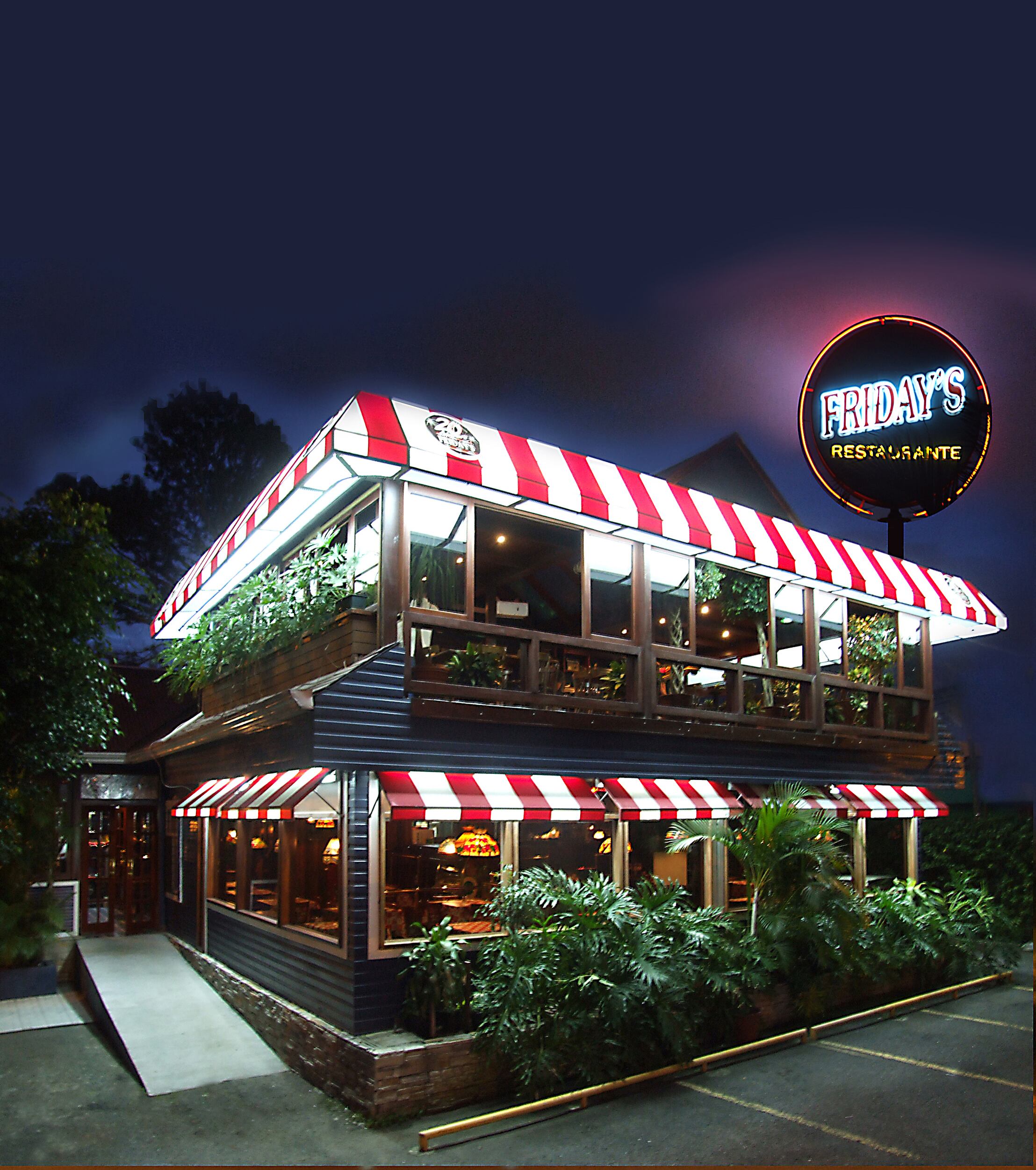 Friday‘s, icónico restaurante conocido cariñosamente como el "Friday‘s tico", celebra con orgullo su 40º aniversario de fundación. Desde su apertura en 1985