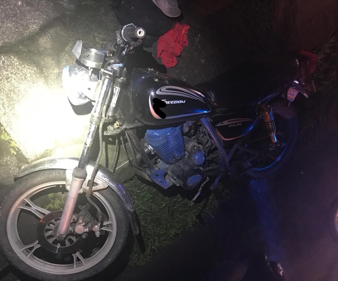 Detenidos por asalto a minisúper en Guápiles. Uno iba disfrazado de empleado municipal. Foto Reyner Montero.