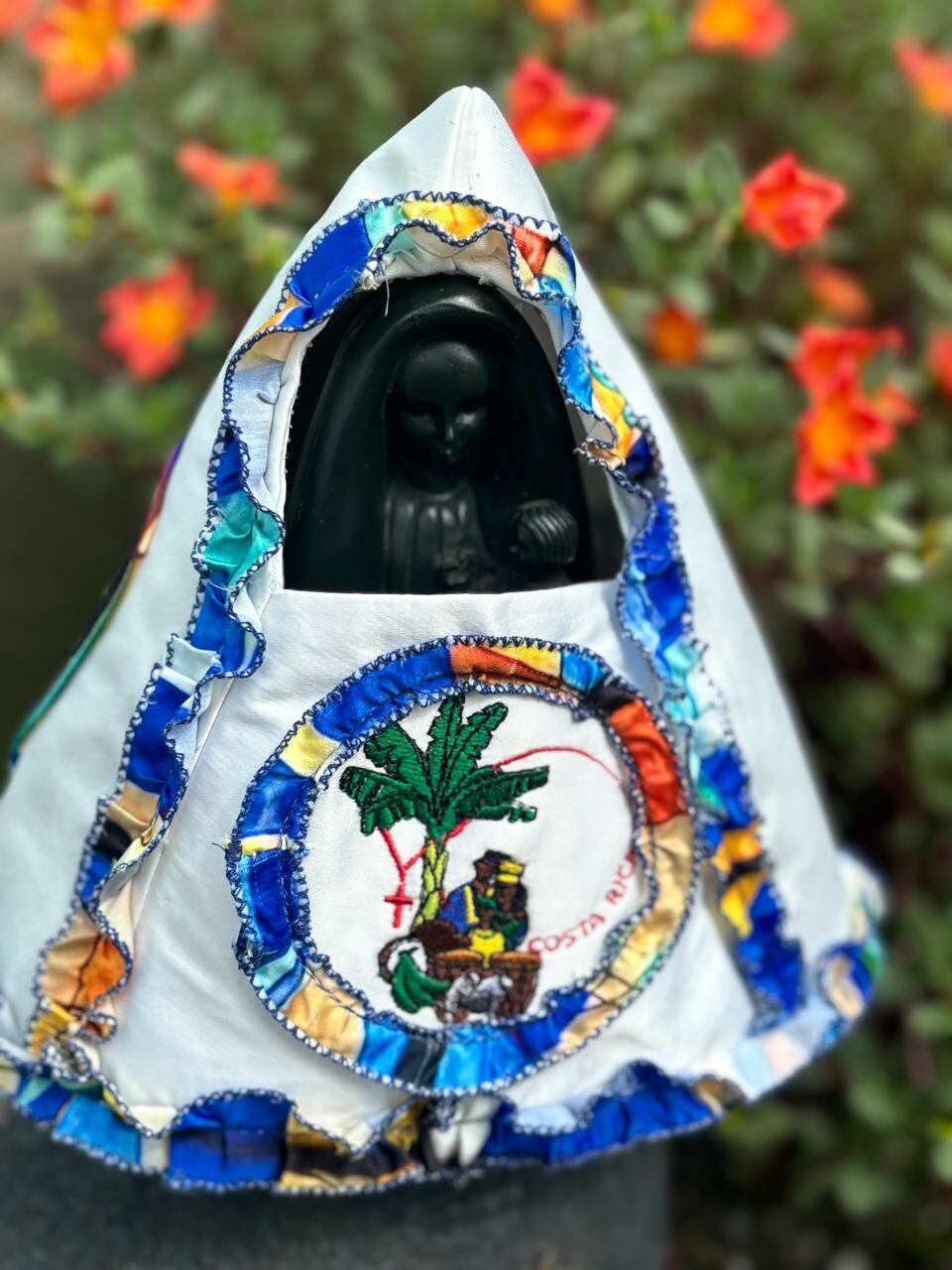 La exposición del santísimo inspiró a la pastoral de la parroquia de Limón a hacer vestiditos para la Negrita.