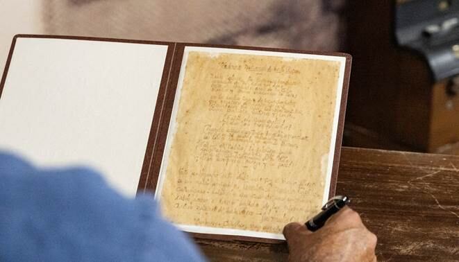 Con tremenda alegría, bombos y platillos, este jueves 27 de marzo el Archivo Nacional, nos ha confirmado una muy linda noticia, a nuestro amado Himno Nacional le apareció un “hermanastro” que a partir de hoy fue “reconocido” con todas las de la ley.
Para que el “hermanastro” pasara a ser ya oficial de todos los costarricenses, el pasado 25 de marzo se realizó la firma de un contrato de donación con la familia Maduro Gallardo. “El documento, que perteneció al señor Ernesto Levy Maduro Capriles, se custodió por la familia Maduro durante varias generaciones. Según indicó Ana Maduro Gallardo, esta pieza se generó gracias a un encuentro fortuito en Puntarenas entre su abuela y don José María Zeledón. 
“Durante esa reunión, Zeledón accedió a escribir la letra del Himno Nacional para su padre, acompañándola con una dedicatoria especial, la cual se guardó con esmero por la familia a lo largo del tiempo”, explica el Archivo Nacional.