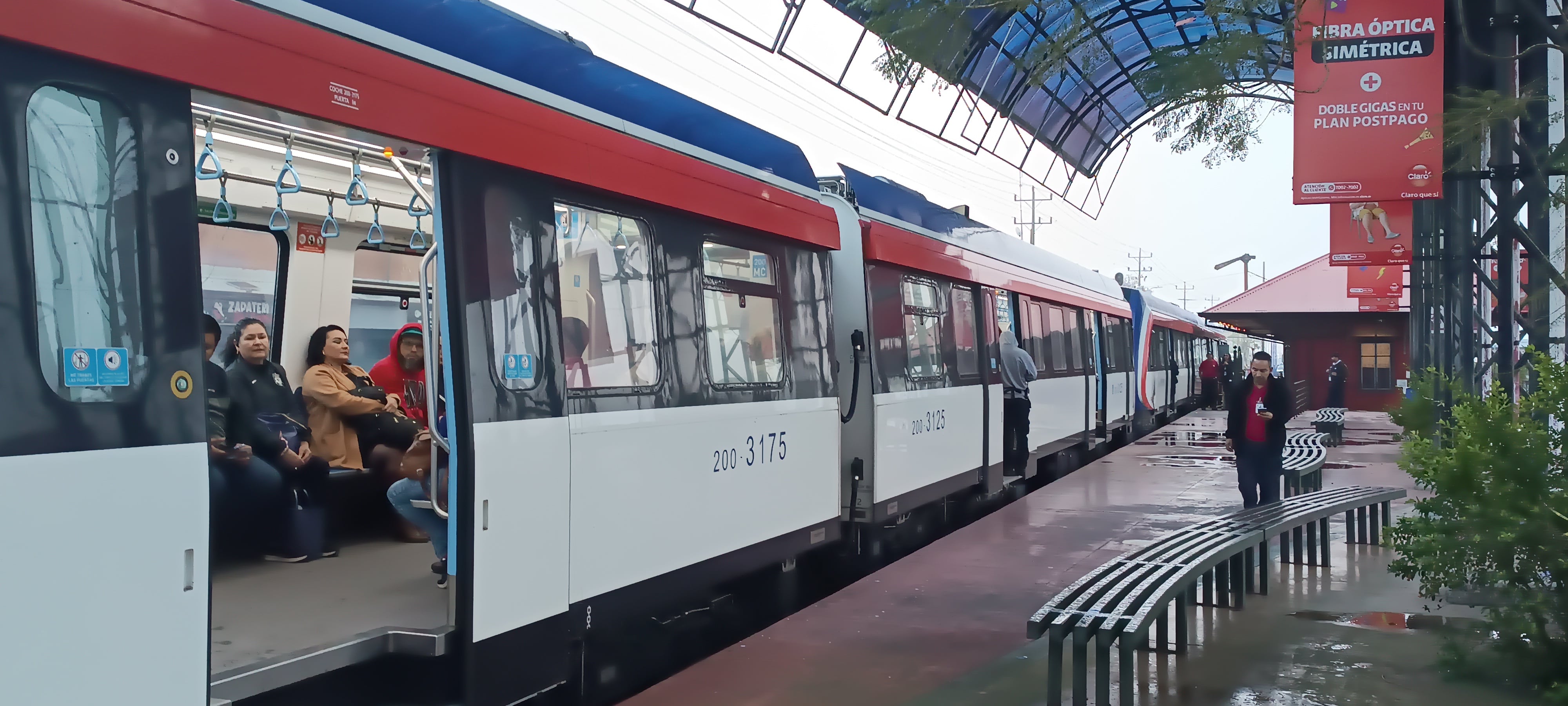 personas dentro de tren