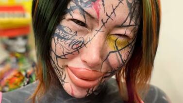 El curioso caso de la modelo que se tatuó los ojos para convertirse en una diosa “de otro mundo”