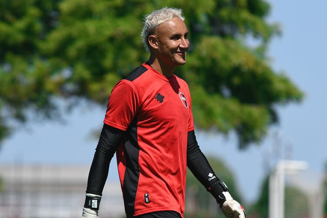 Keylor Navas confirma su debut con el Newell’s y desata reacciones entre seguidores.