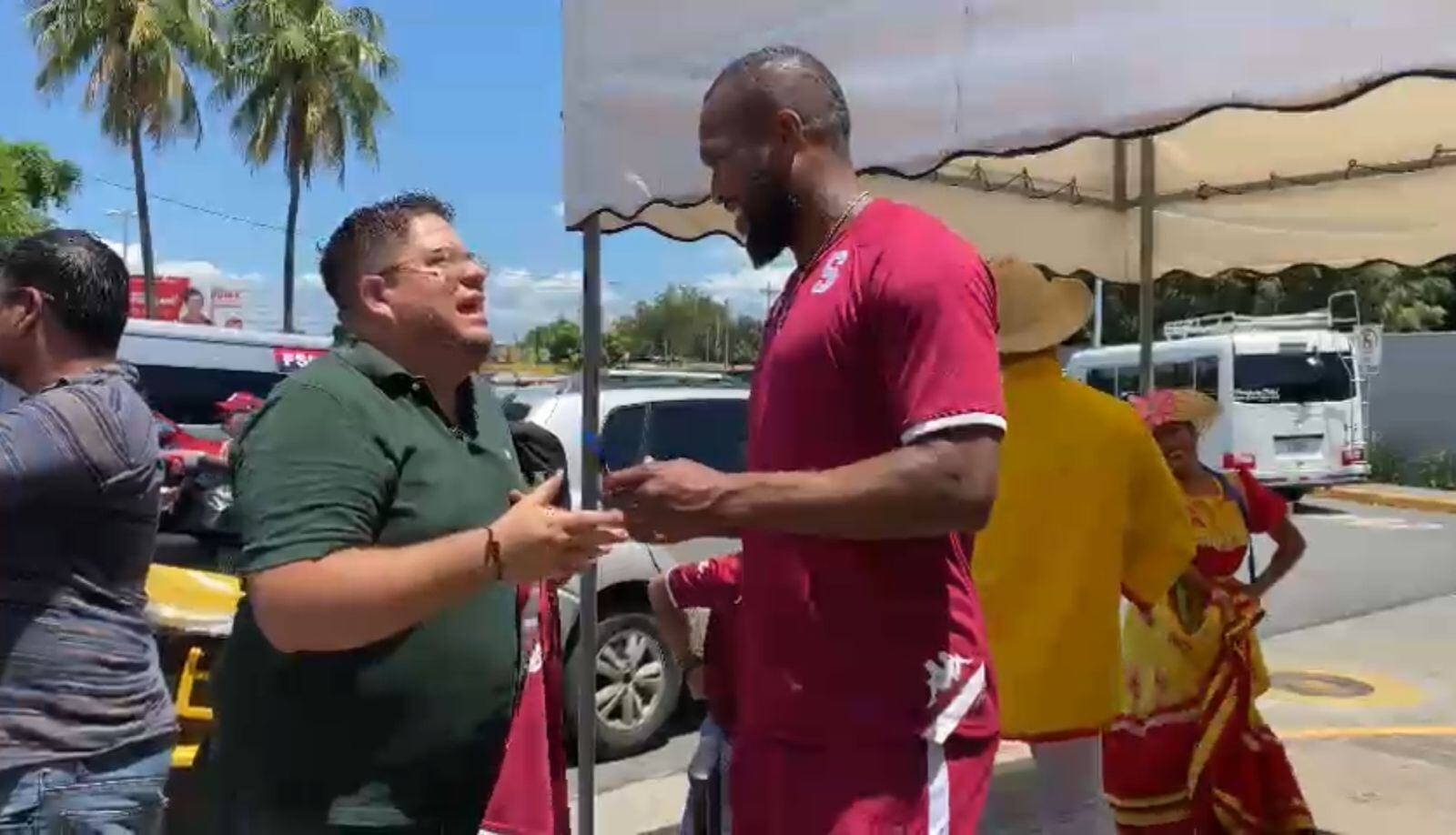 Kendall Waston hasta dio autógrafos a los aficionados.