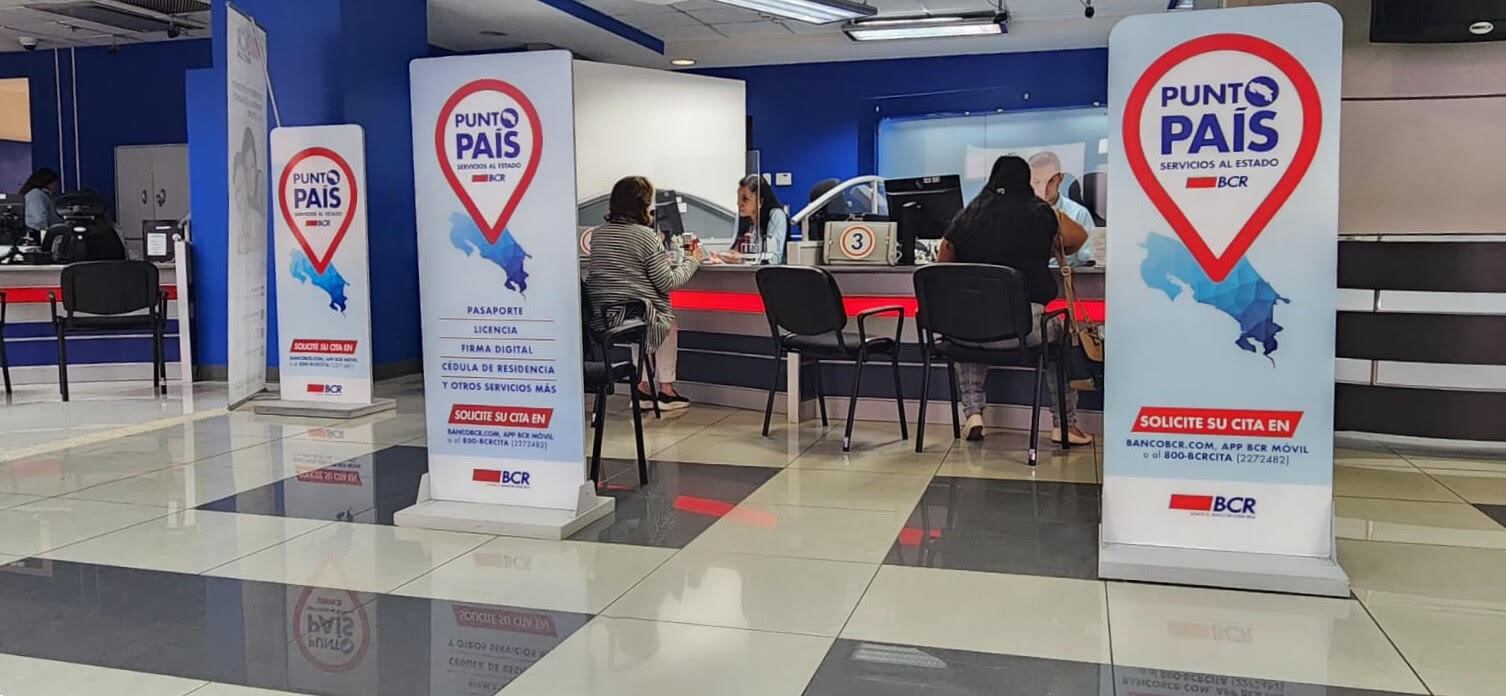 Oficinas del BCR con anuncios de "Punto País", donde las personas pueden realizar trámites como la impresión de licencias de conducir, con dos nuevos puntos habilitados en Paso Canoas y Cahuita.