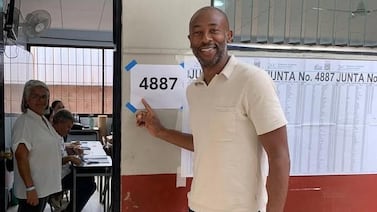 Figuras del fútbol se apuntaron a dar su voto con emoción y un claro mensaje