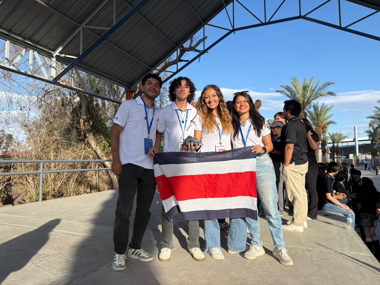 Singularity Rocket Technologies obtuvo el primer lugar en BAJA ROCKET Science 2026 en la categoría de 1km SRAD, en México. El proyecto también marca un precedente regional al competir con un motor fabricado en Costa Rica. De izquierda a derecha en la foto: José Andrés Granados, Kendrik Palacios Campos , Karina Artavia Calvo y la profe Andrea Hidalgo.
