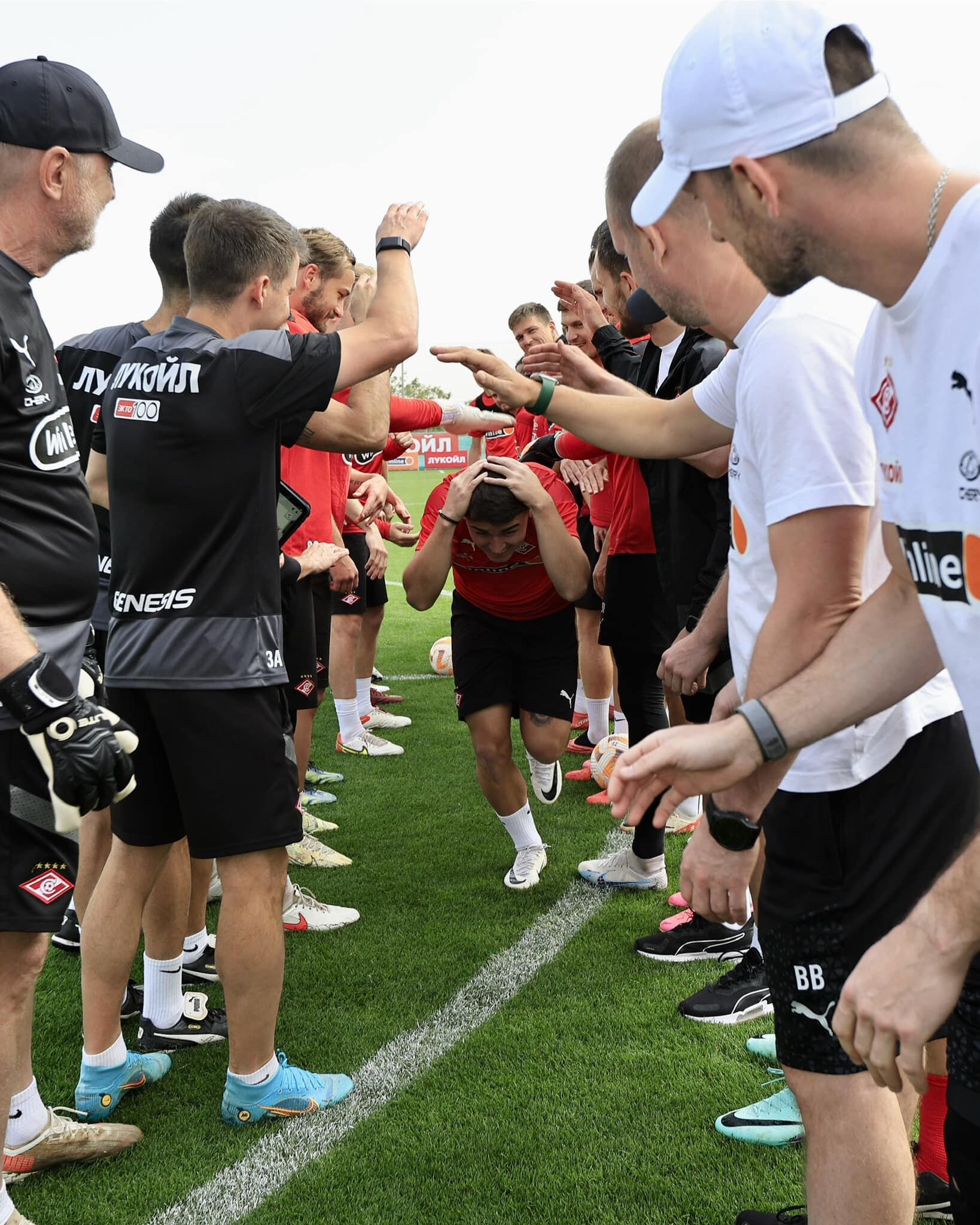 Así fue como Manfred Ugalde tuvo su bienvenida en el Spartak Moscú.