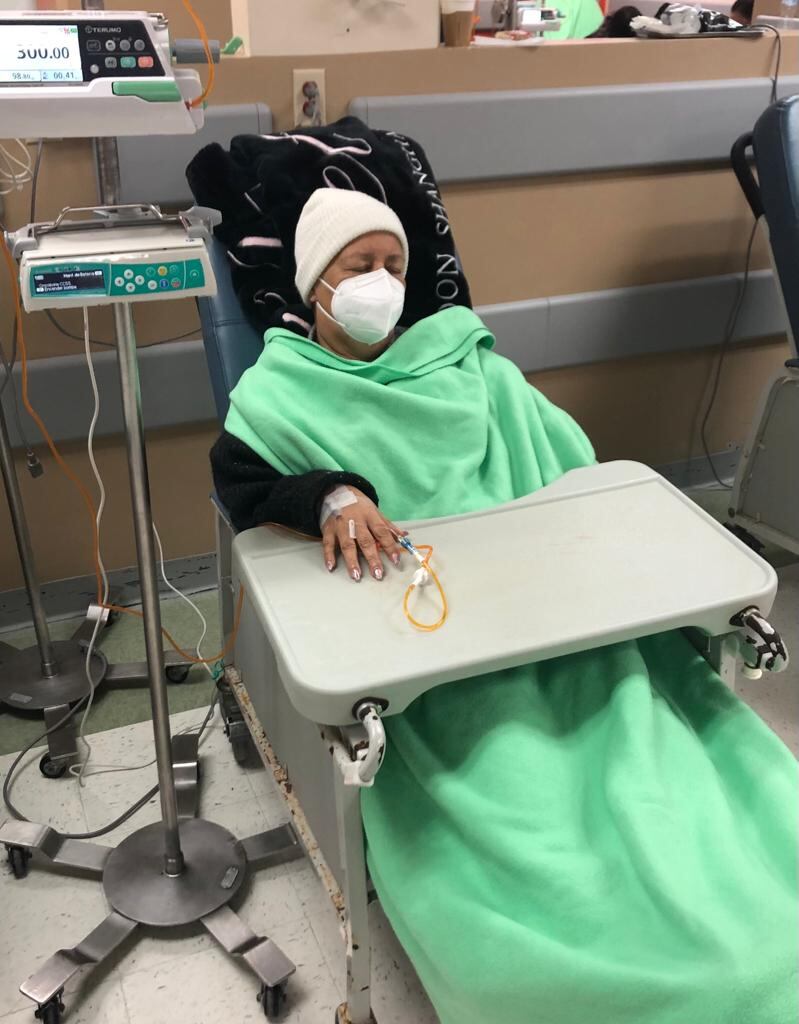 Mujer que vive en Pérez Zeledón tuvo que dejar a su familia par enfocarse en su lucha contra el cáncer de mama