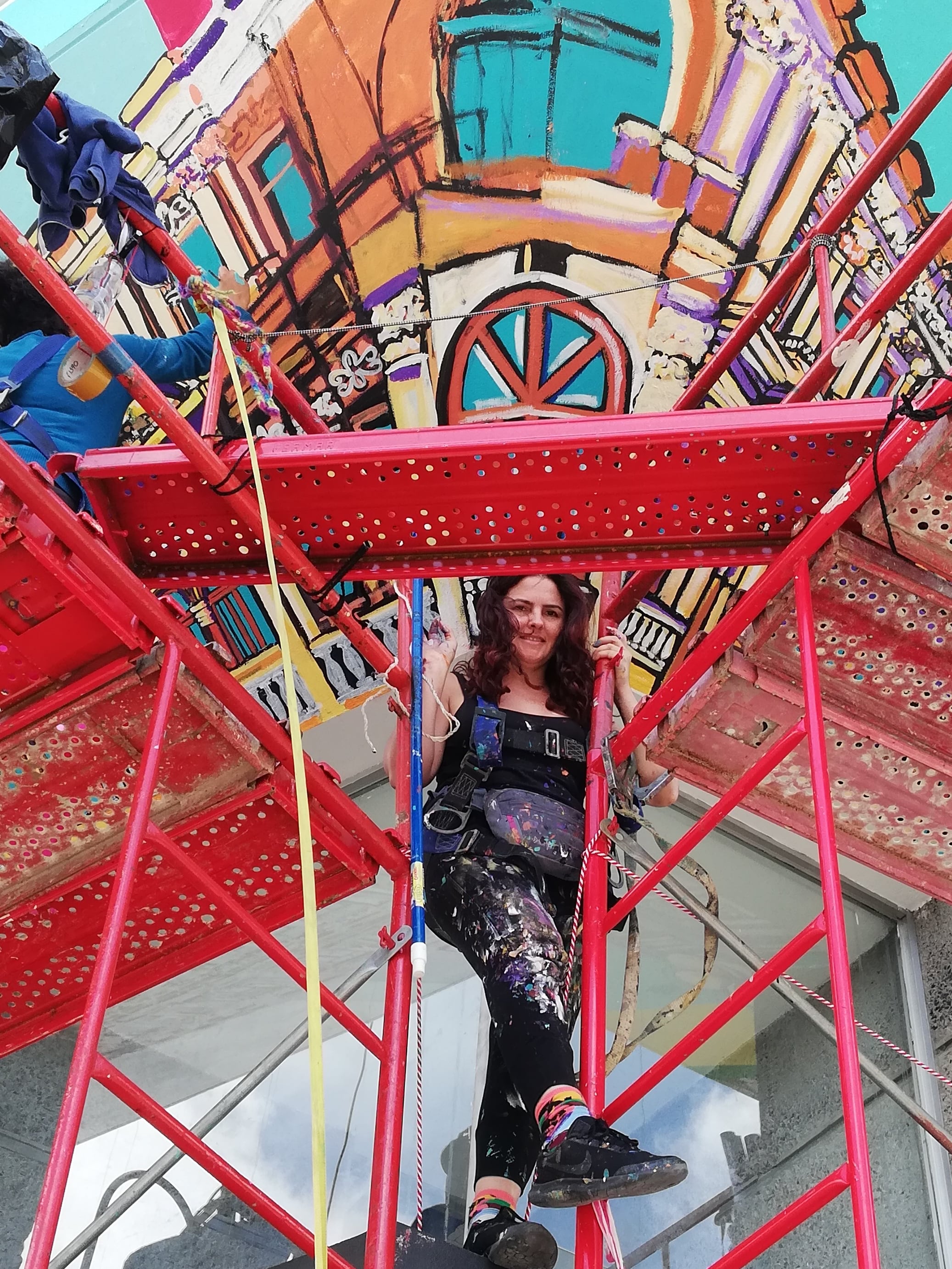 La artista costarricense, Carolina Rodríguez Herrera, está encargada de pintar lo mejor del San José de ayer y hoy en las paredes de la fachada del edificio Teresa que se ubica en barrio Amón. Le ayuda en la obra otra artista tica, Laura Chevez.